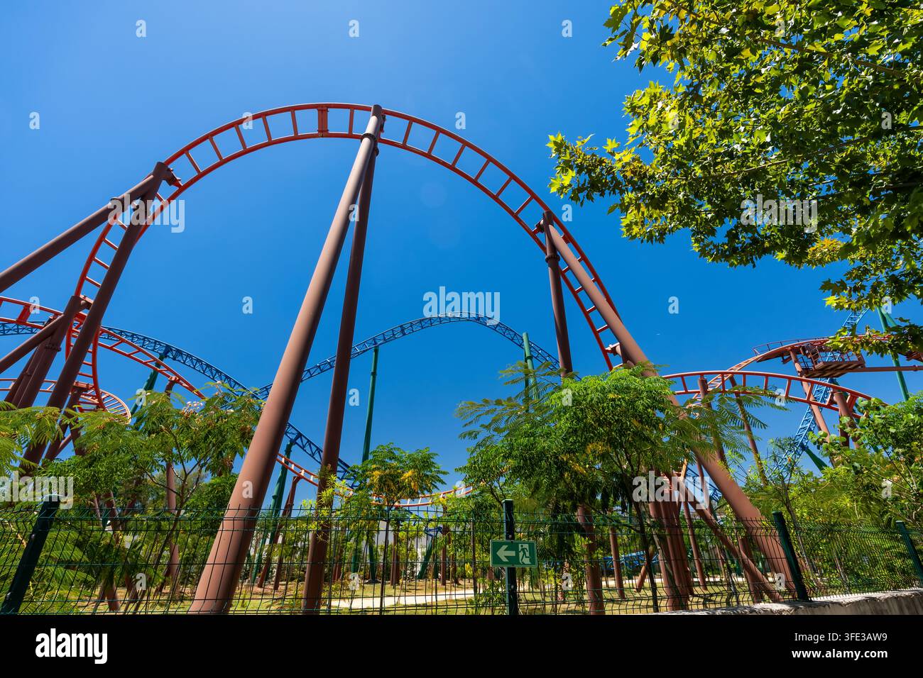 Binario delle montagne russe in un parco divertimenti all'aperto Foto Stock