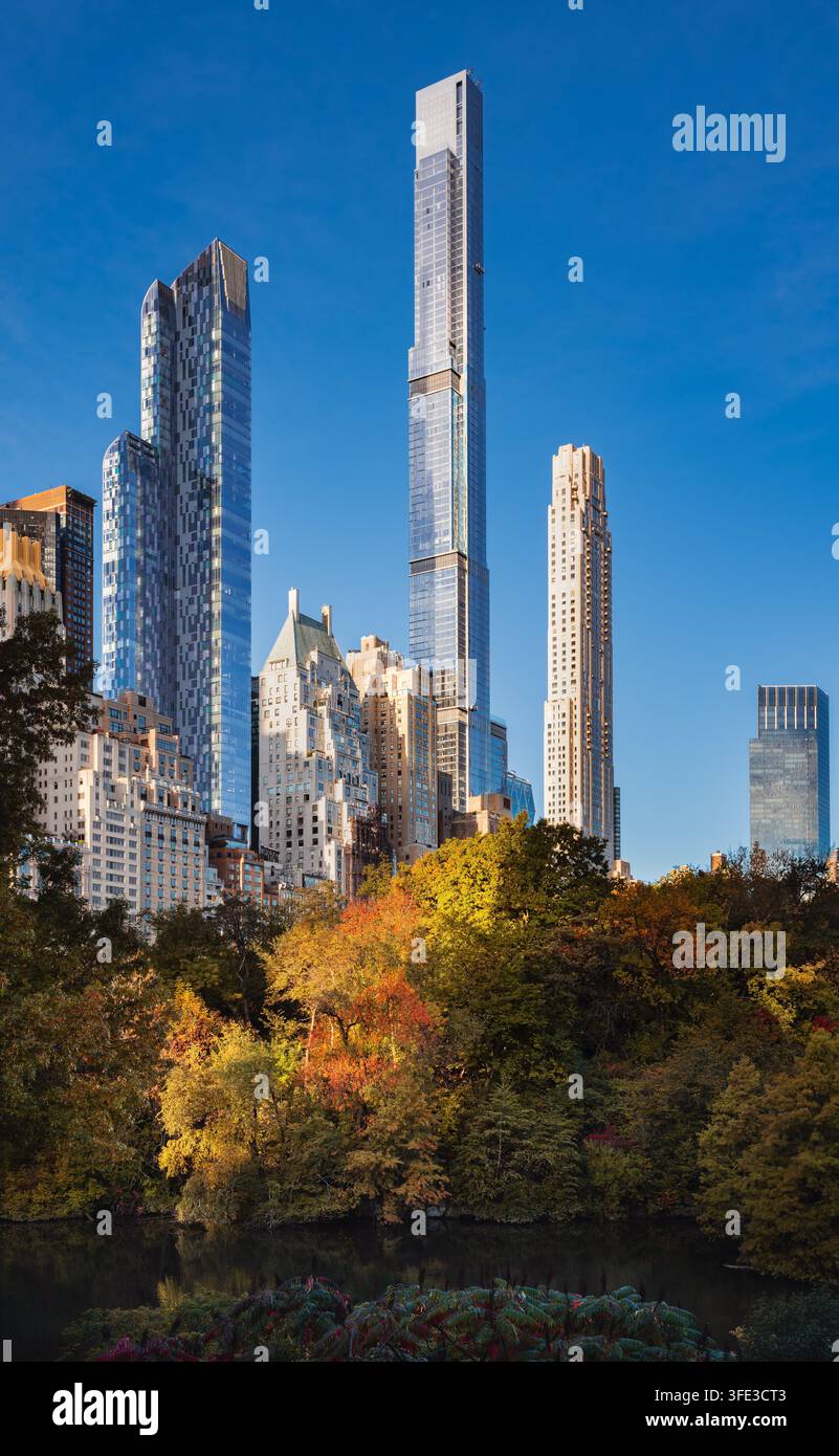 STATI UNITI, NEW YORK CITY, MANHATTAN. CENTRAL PARK IN AUTUNNO CON VISTA SULLA MIDTOWN BILLIONAIRES ROW CON GRATTACIELI INCLUSE ONE57, CENTRAL PARK TOWER Foto Stock