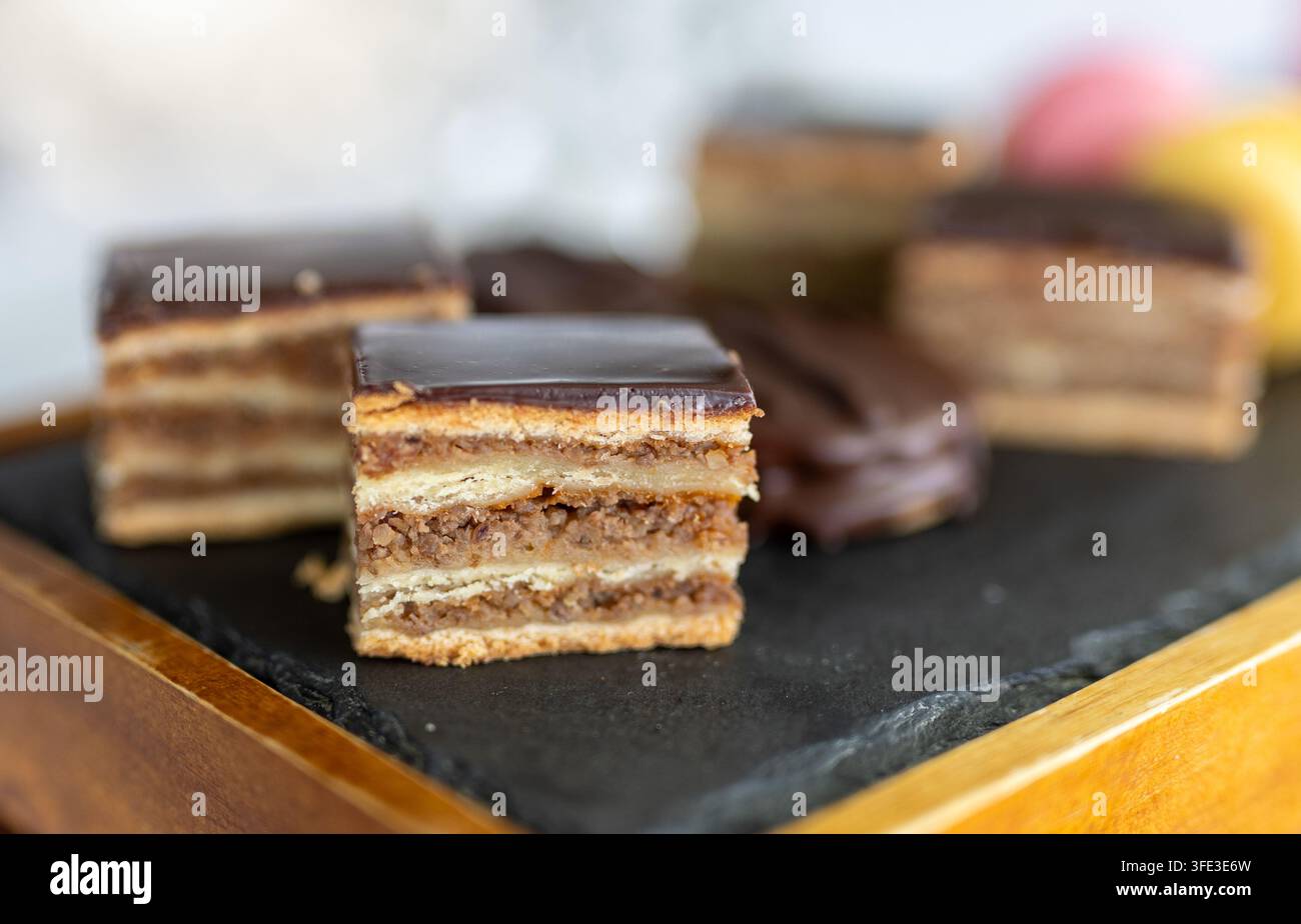 Un pezzo di torta al cioccolato Foto Stock