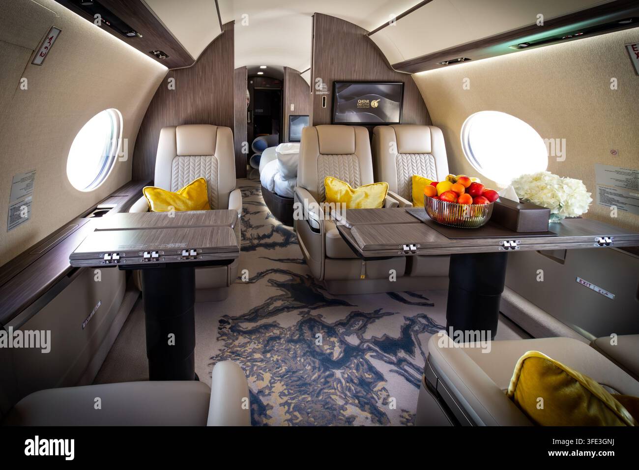Interni business jet Qatar Executive Gulfstream G700 con cabina di lusso moderna e posti a sedere executive. Le Bourget, Francia - 18 giugno 2025 Foto Stock