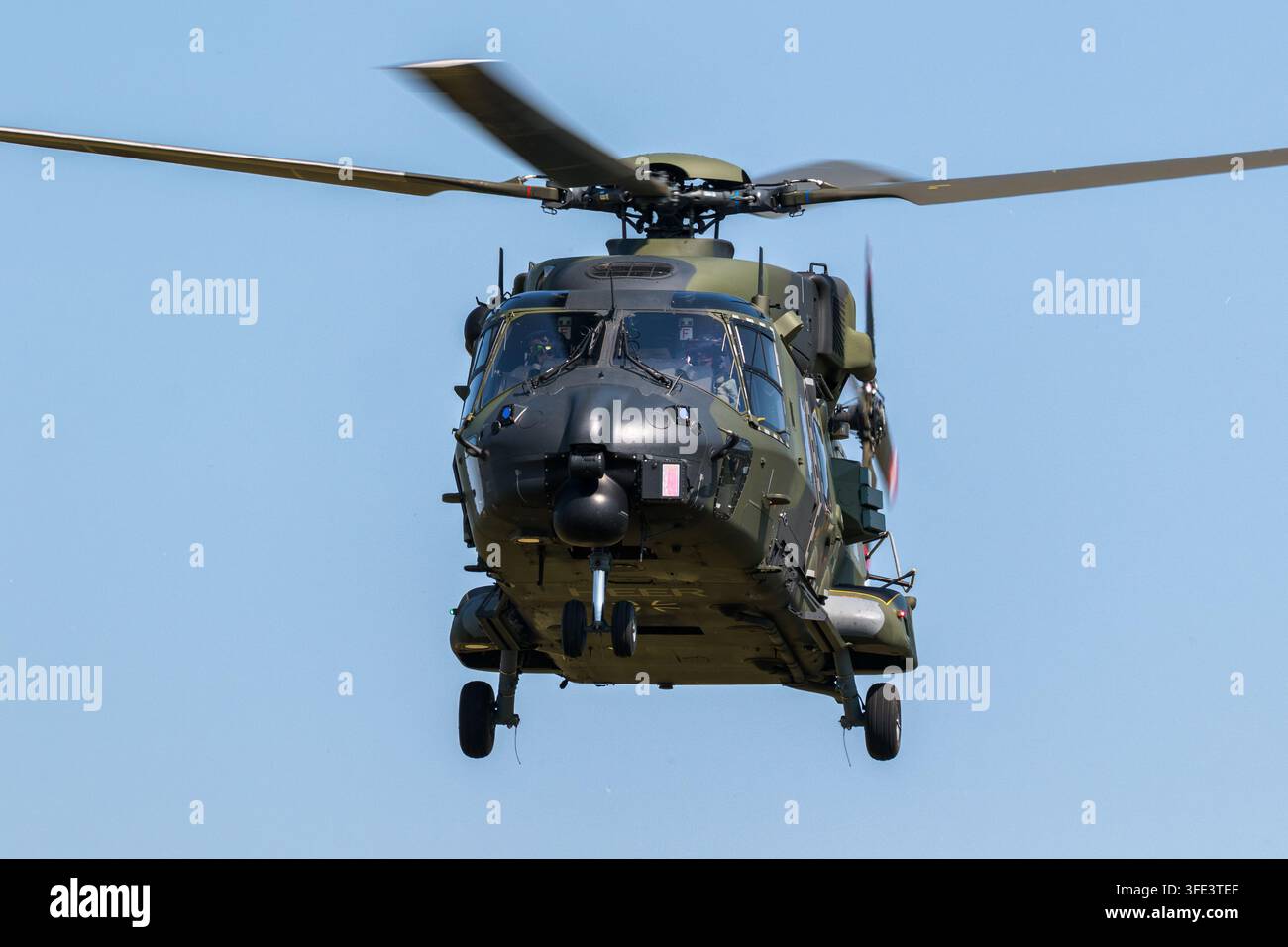 Elicottero NH90 dell'esercito tedesco con soldati che arrivano in una zona di atterraggio. Buckeburg, Germania - 17 giugno 2023 Foto Stock
