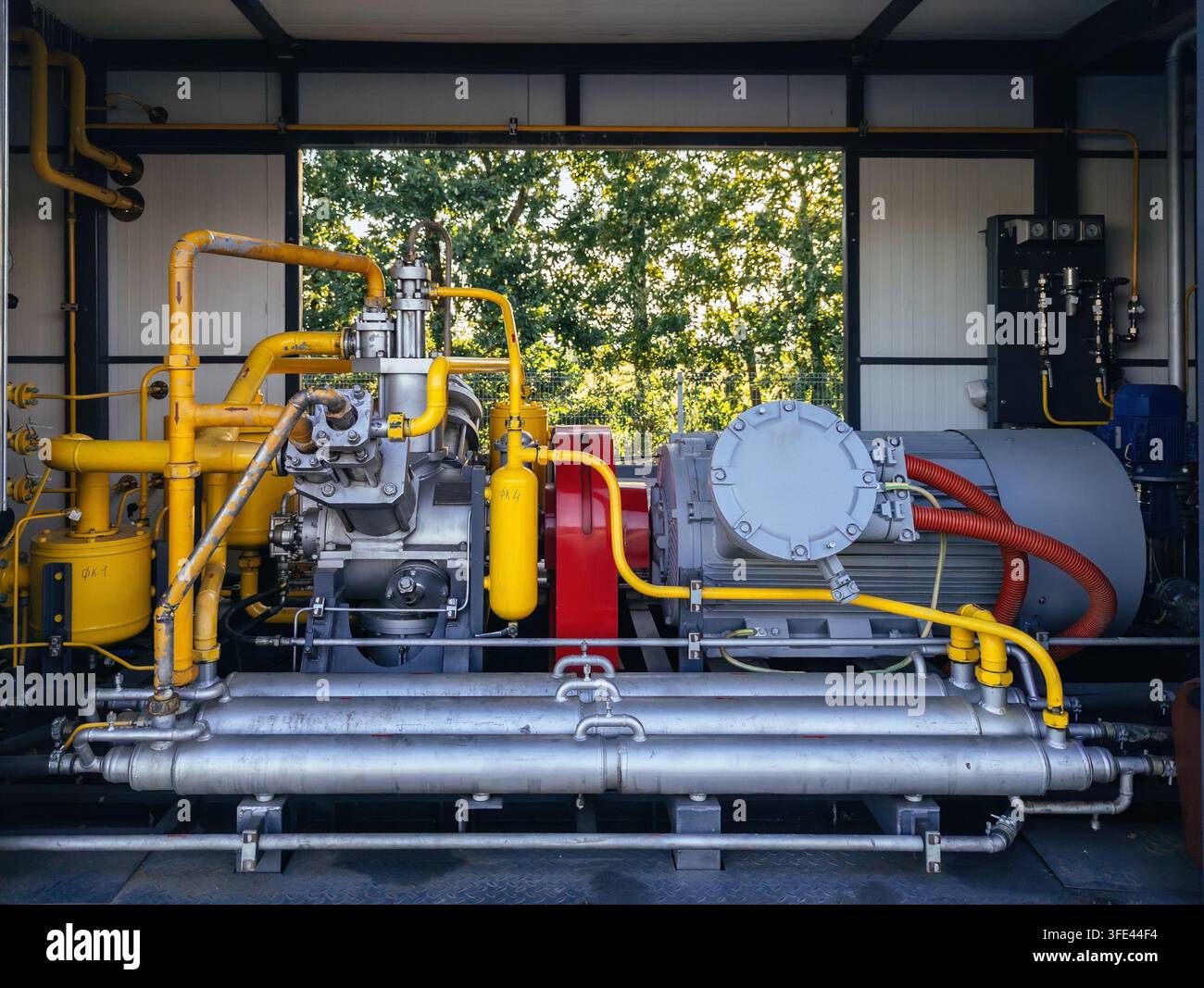 Moderno equipaggiamento per pompe di stazione di servizio a GPL. Foto Stock