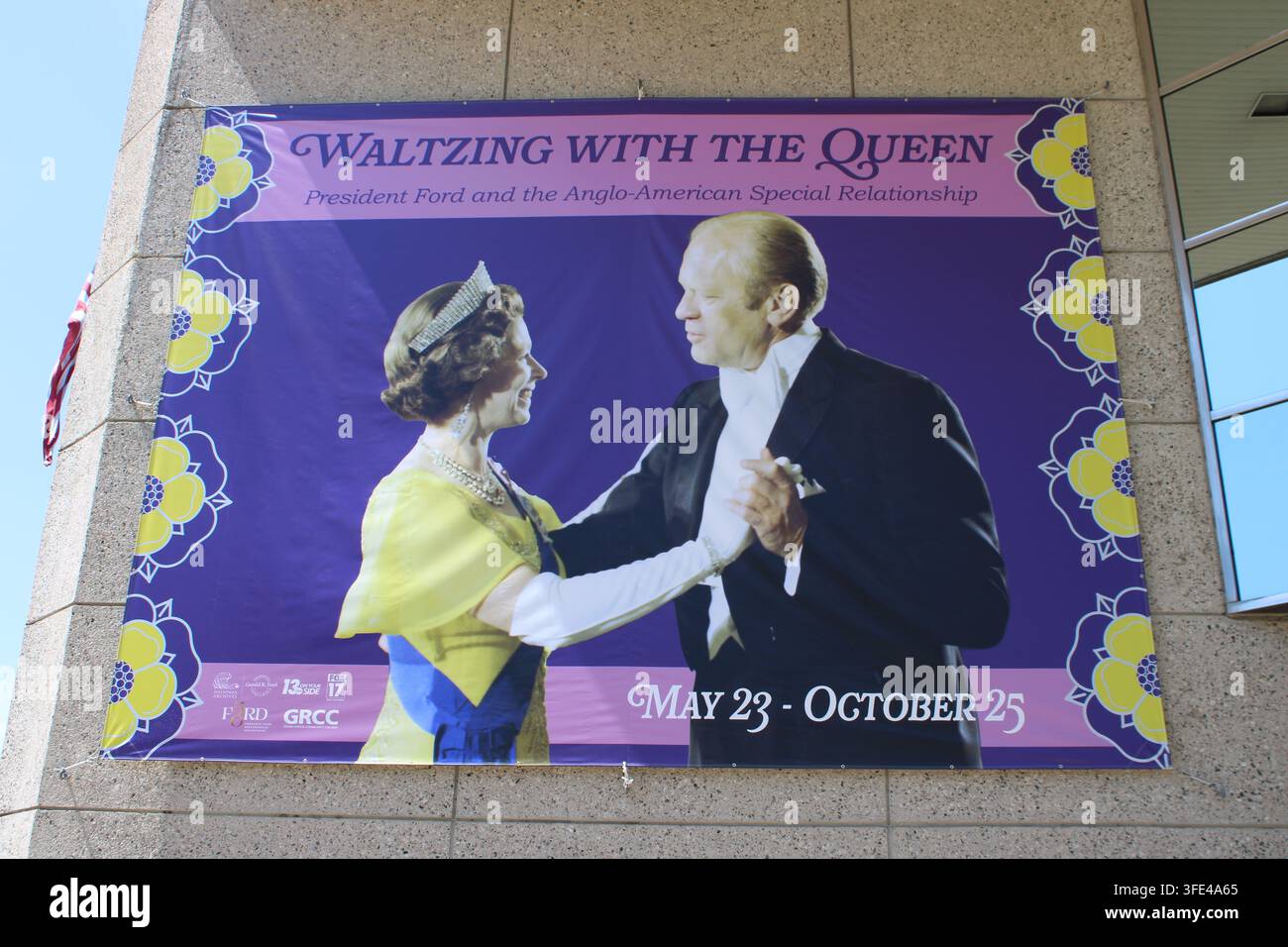 Banner da parete "Waltzing with the Queen" con la regina Elisabetta e il presidente Ford fuori dal Museo Presidenziale Gerald R. Ford i Foto Stock
