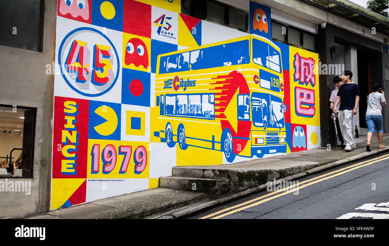 Affresco murale colorato in stile retrò con un autobus cittadino di Hong Kong a Hong Kong, Cina Foto Stock
