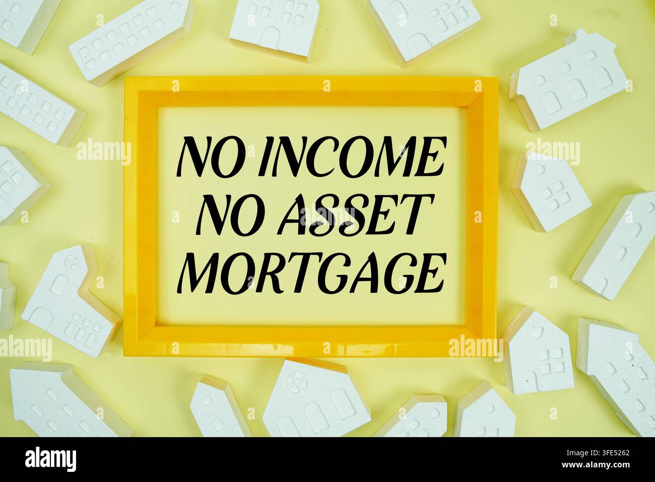 Testo "No Income No Asset Mortgage" con modelli di case su sfondo giallo Foto Stock