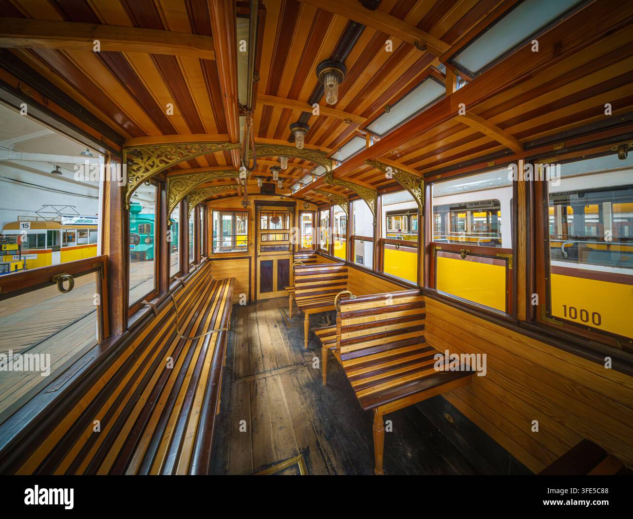 Tram storici al Museo dei Trasporti Pubblici Urbani di Szentendre, Ungheria, che mostrano tram vintage di Budapest restaurati in modo magnifico e la loro autenticità Foto Stock