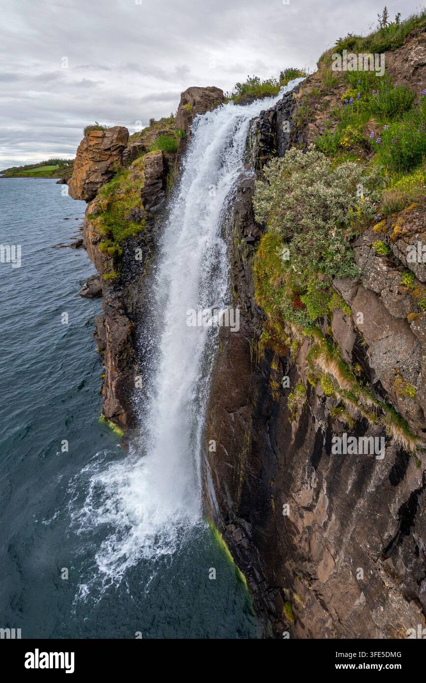 Cascata che sfocia nel mare, vicino ad Akureyri – Islanda Foto Stock