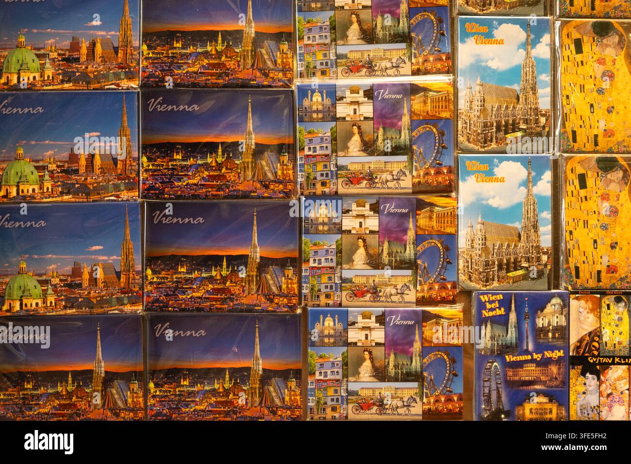 VIENA, AUSTRIA - 22 AGOSTO 2026: Vari magneti souvenir con landmark della città e famose opere d'arte in mostra Foto Stock