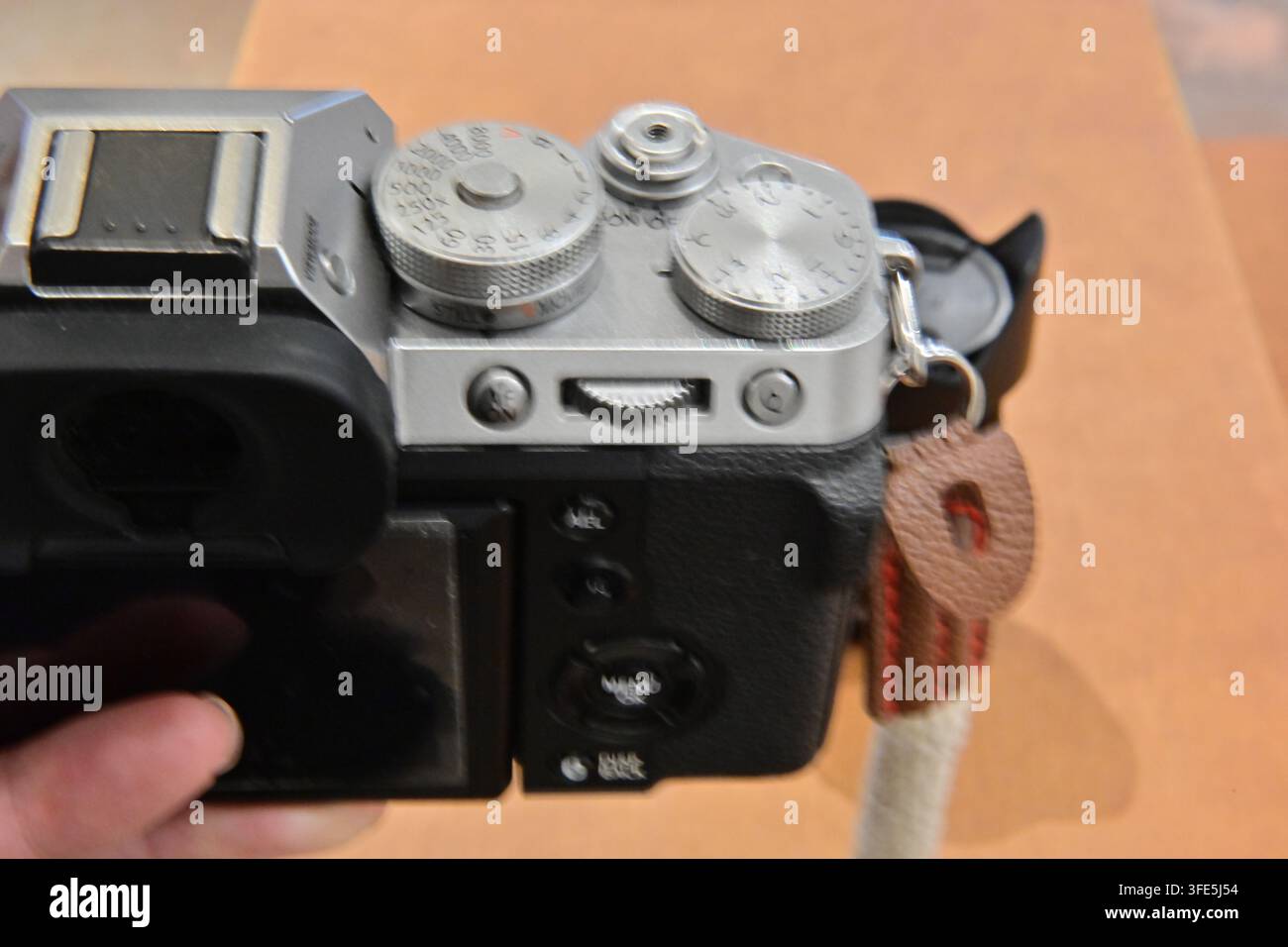 Primo piano dettagliato della fotocamera Fujifilm XT5 che mostra i comandi e le manopole superiori con tracolla in pelle. Foto Stock