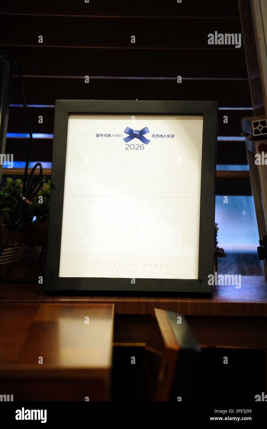 Modello di cornice per certificato di premio del ristorante su un interno di tavolo in legno Foto Stock