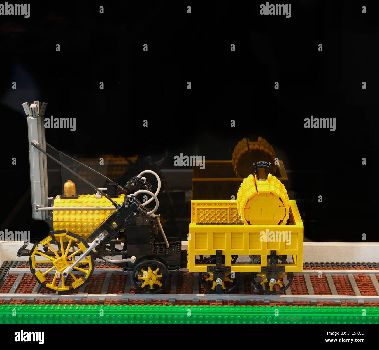 Modello Lego del treno Stephenson's Rocket alla mostra Travelling Bricks nella cattedrale cristiana di Peterborough, Inghilterra. Foto Stock