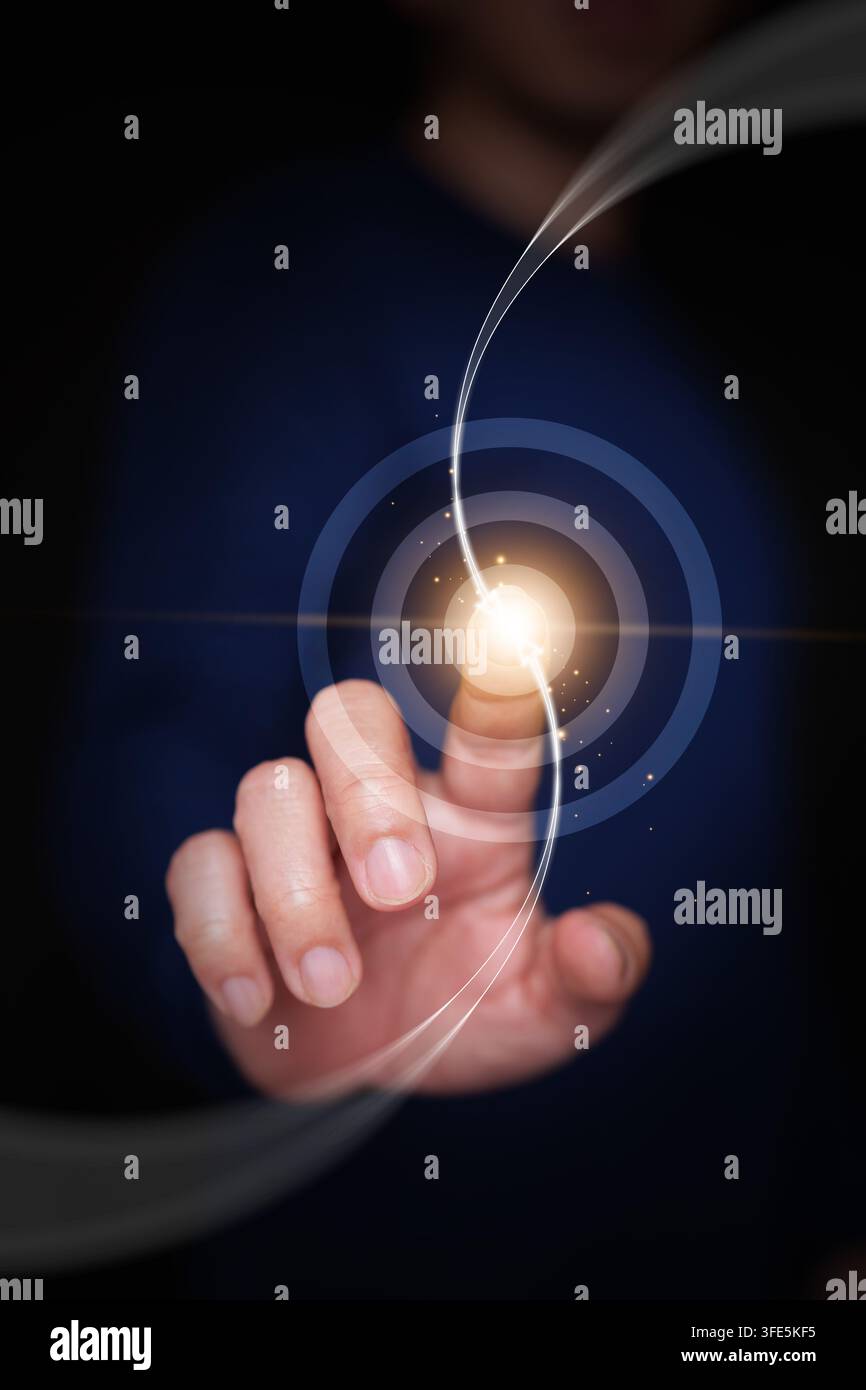 Concetto target che mostra un uomo che tocca con il dito un'icona a forma di bersaglio luminoso per raggiungere l'obiettivo aziendale e conseguire un obiettivo strategico, con una scintilla di luce brillante Foto Stock