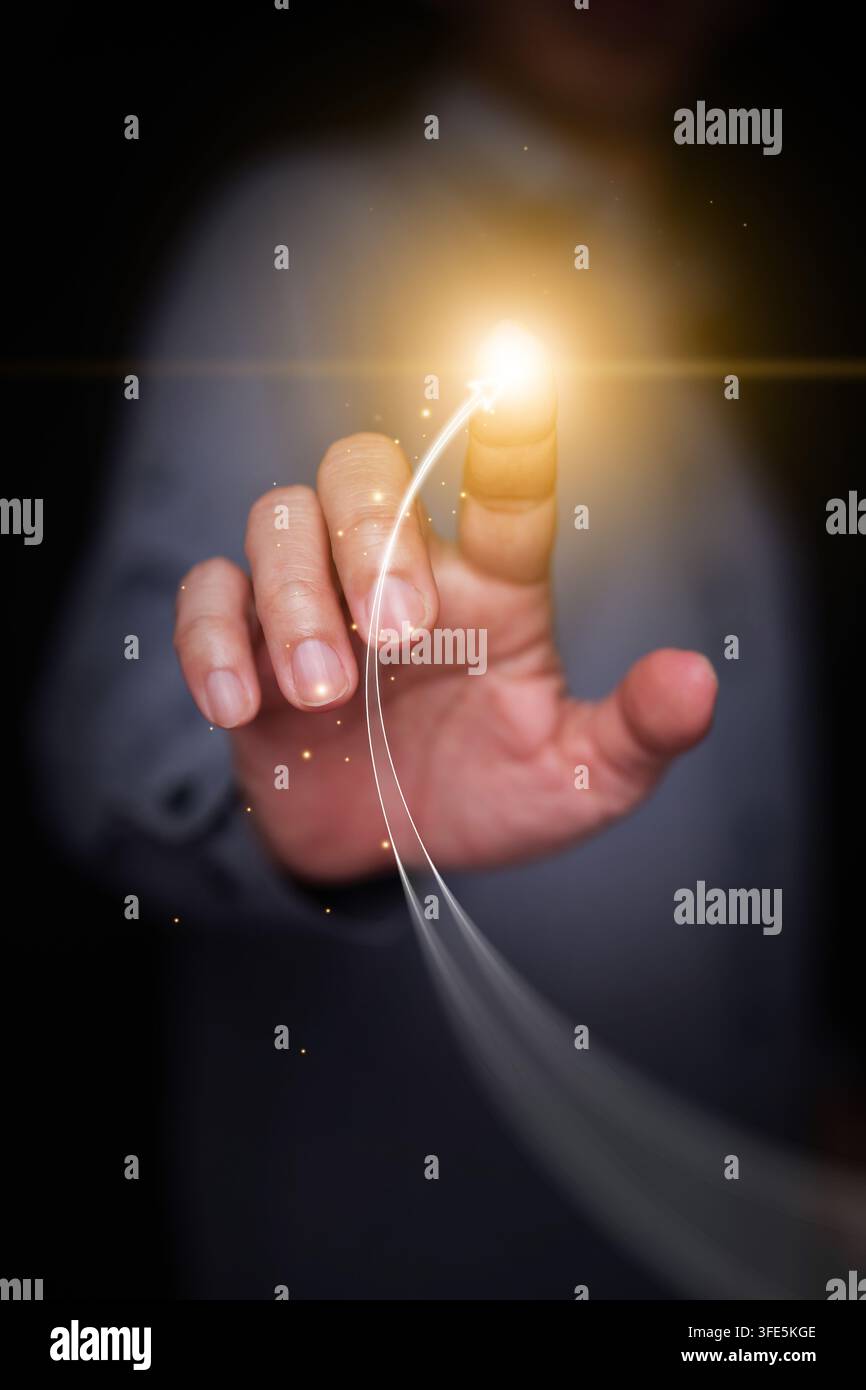 Concetto di crescita che mostra un uomo che tocca una freccia luminosa in ascesa per favorire lo sviluppo personale e il progresso, con una tendenza in crescita verso l'alto e una scintilla dorata Foto Stock