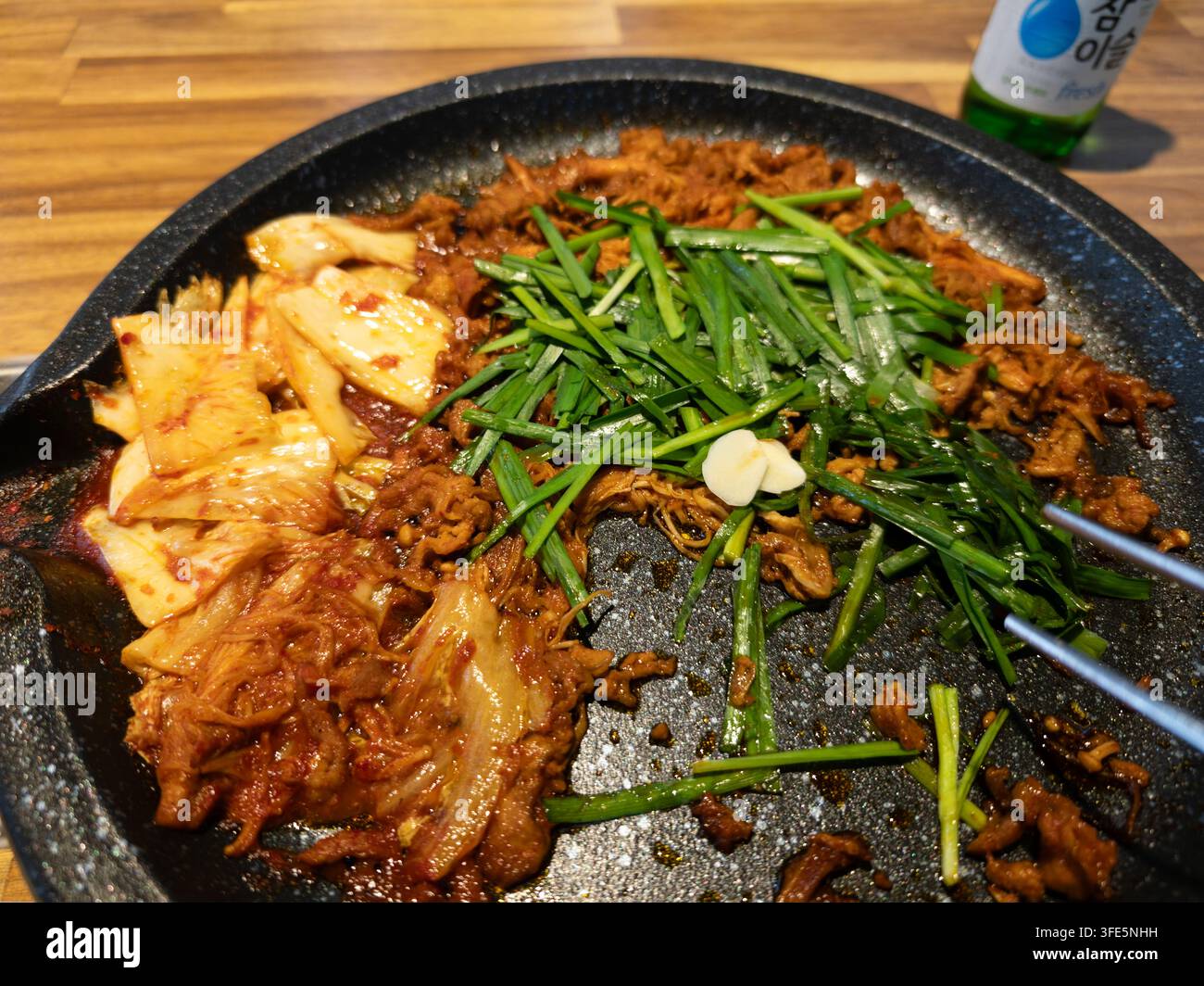 Delizioso cibo coreano con kimchi e manzo saltato con erbe aromatiche al garofano servito su una piastra calda in Corea. Foto Stock