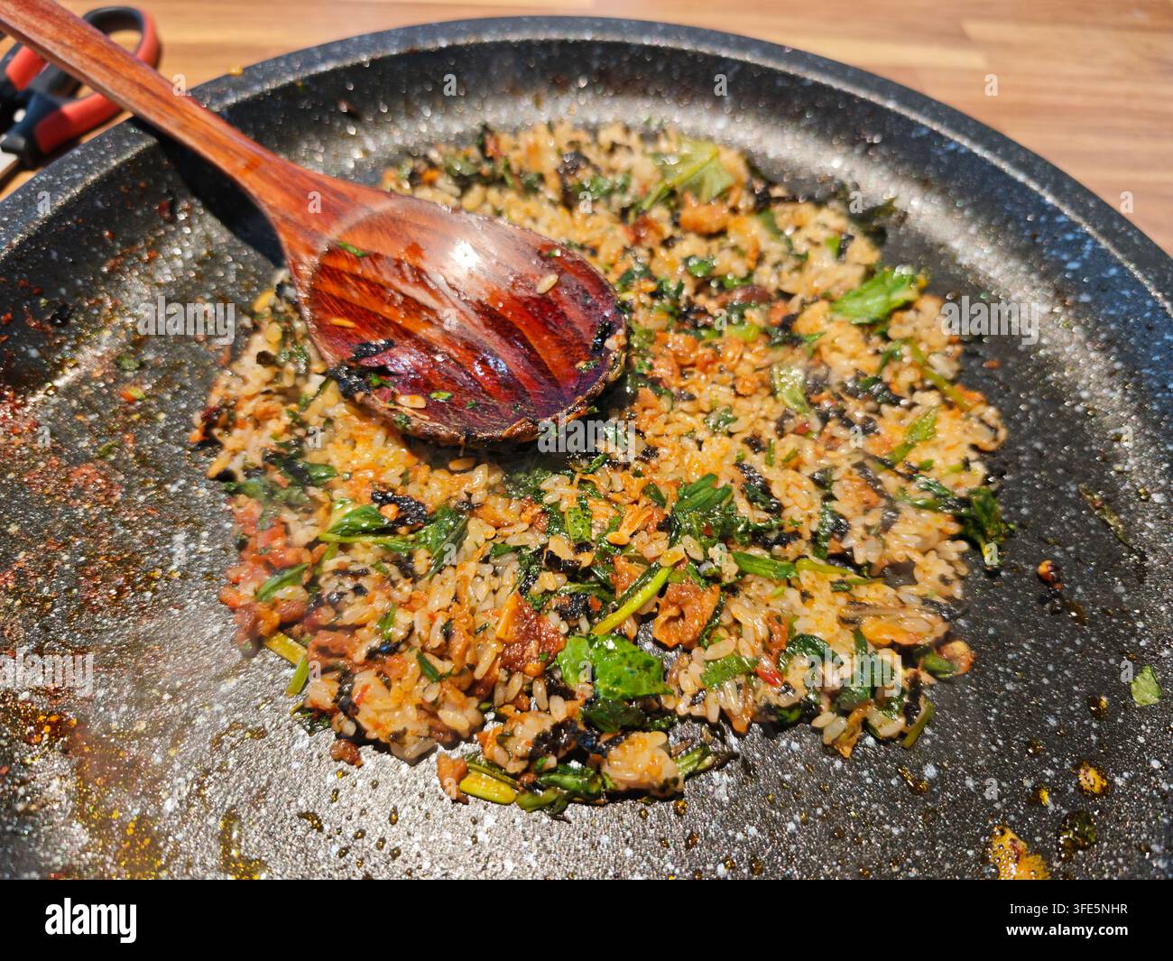Prima vista di riso saltato coreano con verdure cotto in padella a Daejeon, Corea del Sud. Foto Stock