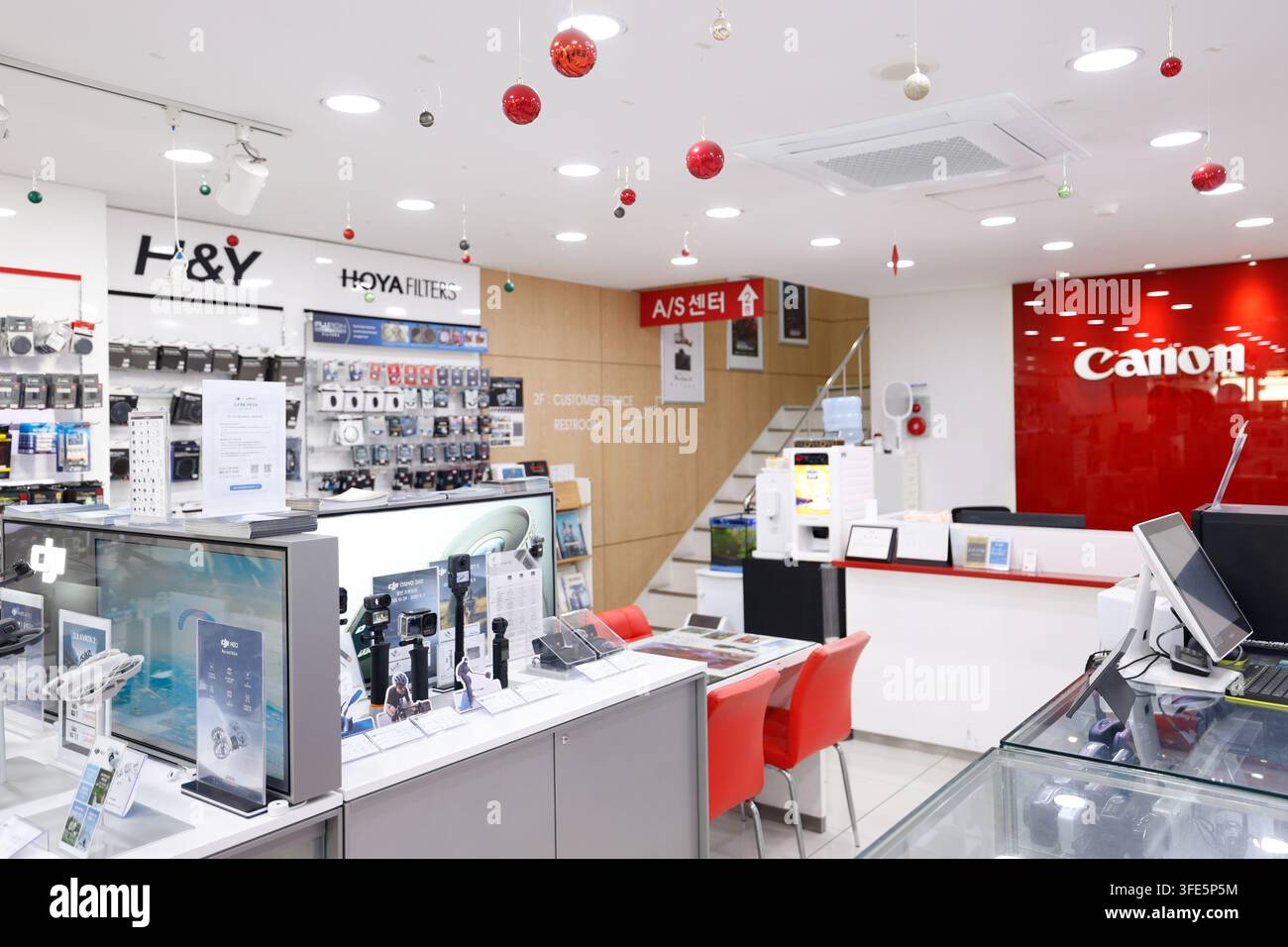 Interno di un negozio di fotocamere e accessori per la fotografia in Corea con esposizioni di Canon e Hoya Filters. Foto Stock