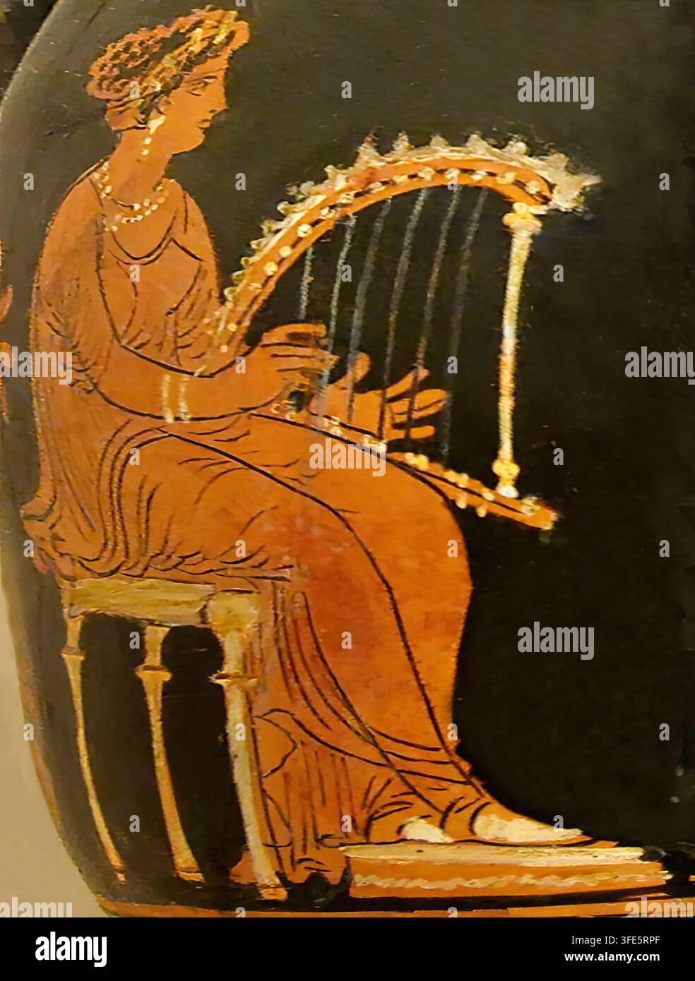 8368.Donna che suona un'arpa a telaio triangolare, un psaltērion o trigōnon, su una ceramica a figure rosse dell'Apulia, ca. 320–310 a.C. C. Anzi Foto Stock