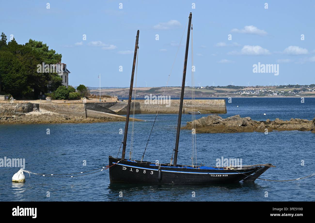Una barca da pesca tradizionale a Douarnenez, Bretagna. Il design di questa barca risale agli anni '20, ma questa è una replica costruita negli anni '90. Foto Stock