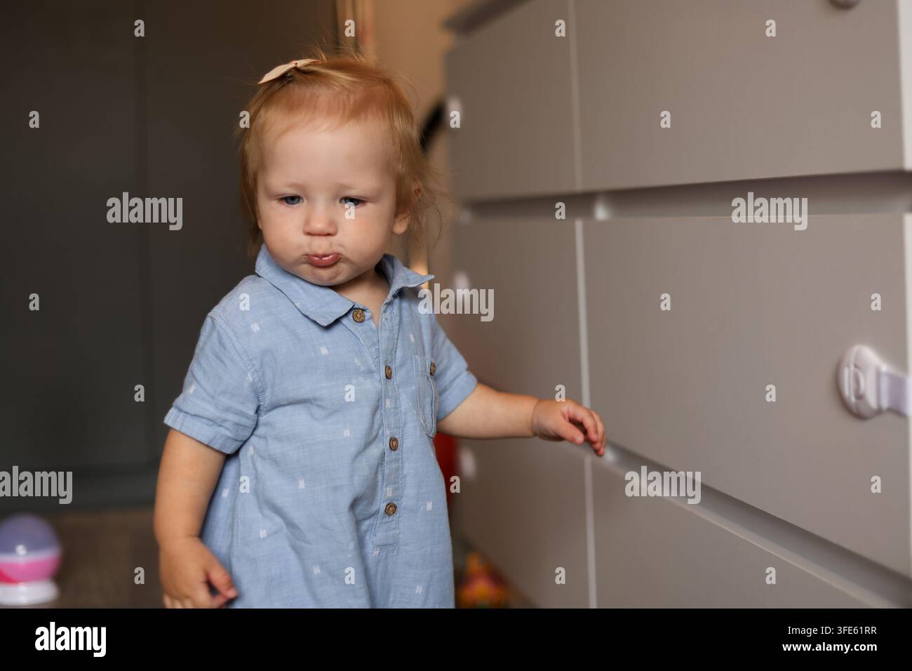 Madre e figlia che trascorrono del tempo di qualità insieme a casa, godendosi un momento familiare caldo e intimo. Stile di vita familiare felice, maternità, infanzia, Foto Stock