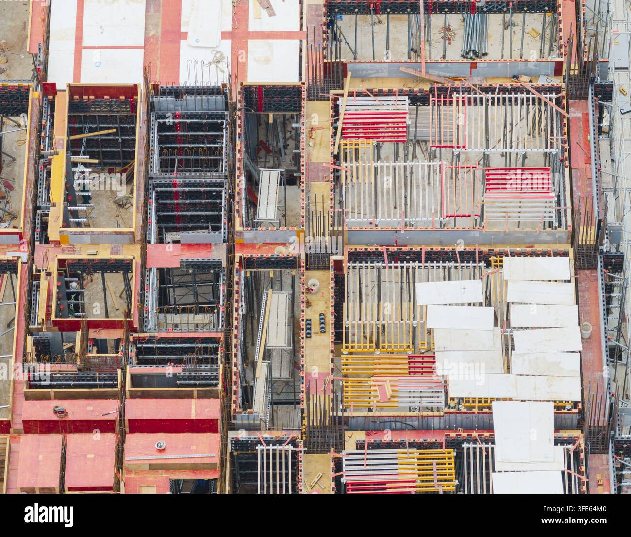 Vista aerea della costruzione di getti con rinforzi in acciaio e pannelli di legno in un grande sito industriale a Taiwan. Foto Stock