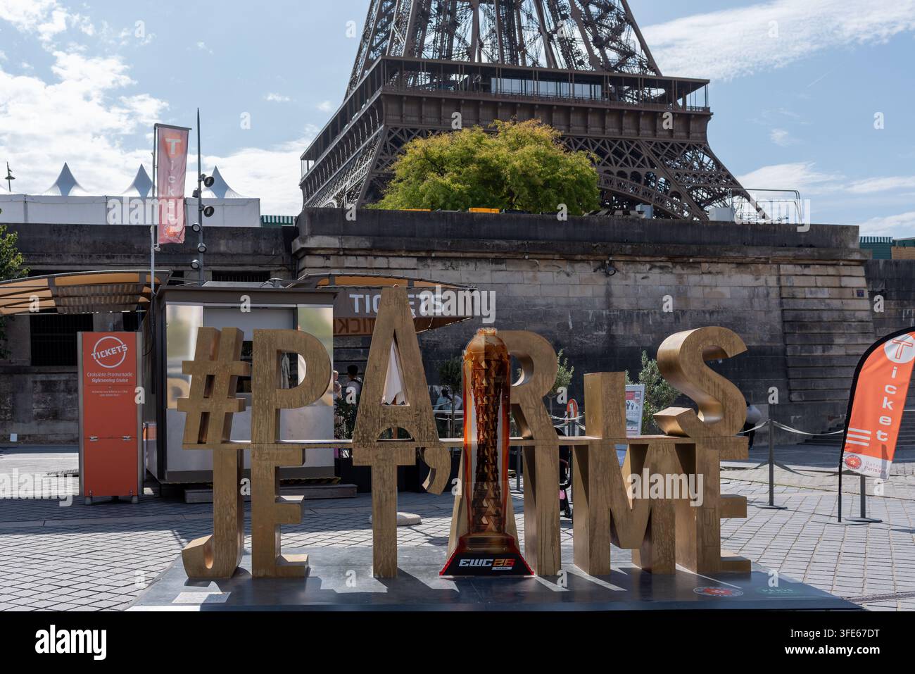 Paris je t'aime (Parigi ti amo) in grandi lettere dorate sulla riva della Senna con sullo sfondo la Torre Eiffel Foto Stock