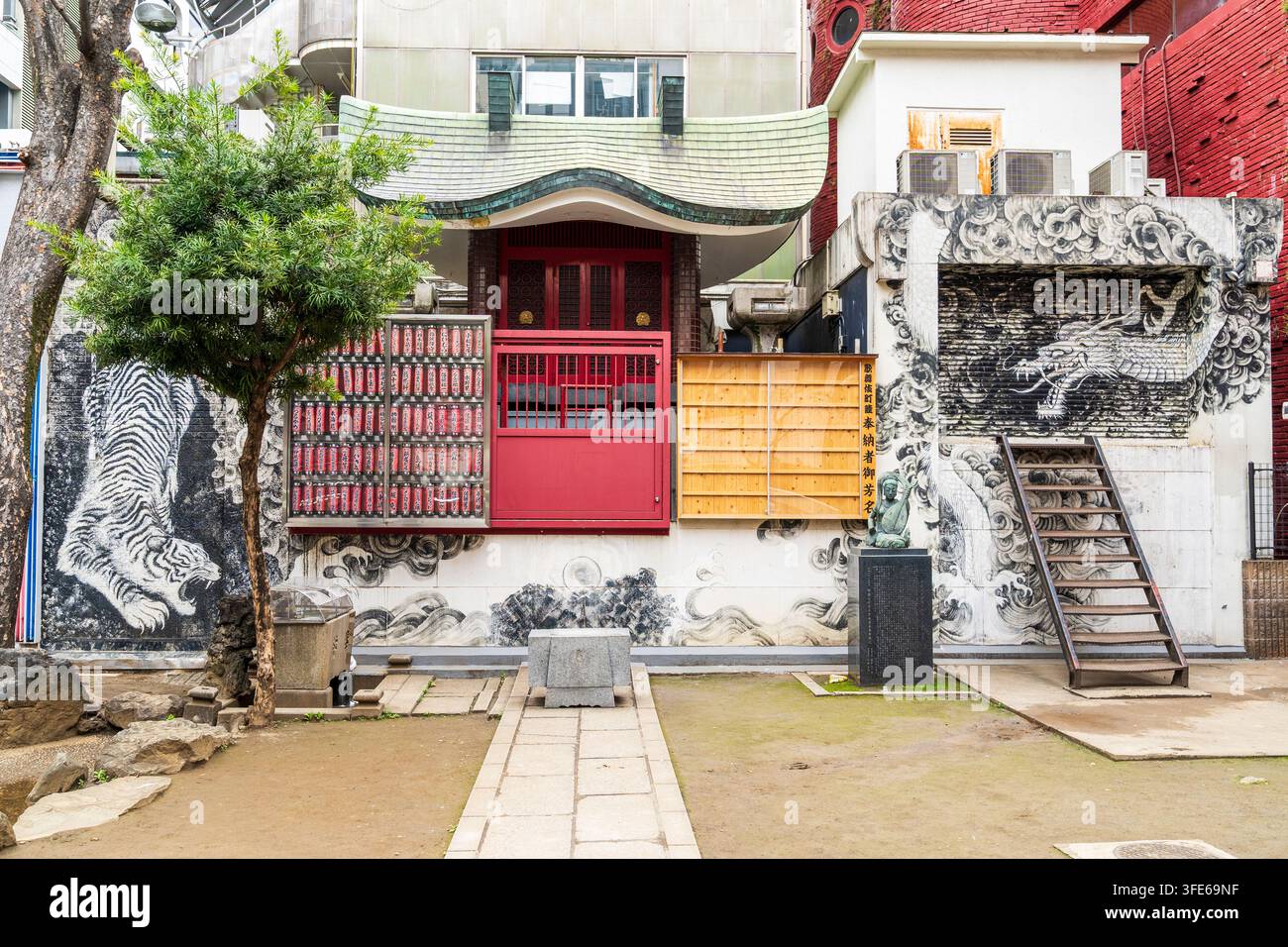 Santuario shintoista nel minuscolo parco di Kabukicho, Shinjuku. Piccola sala con esposizione di lanterne all'esterno e sulle pareti, affreschi di tigri e draghi. Foto Stock