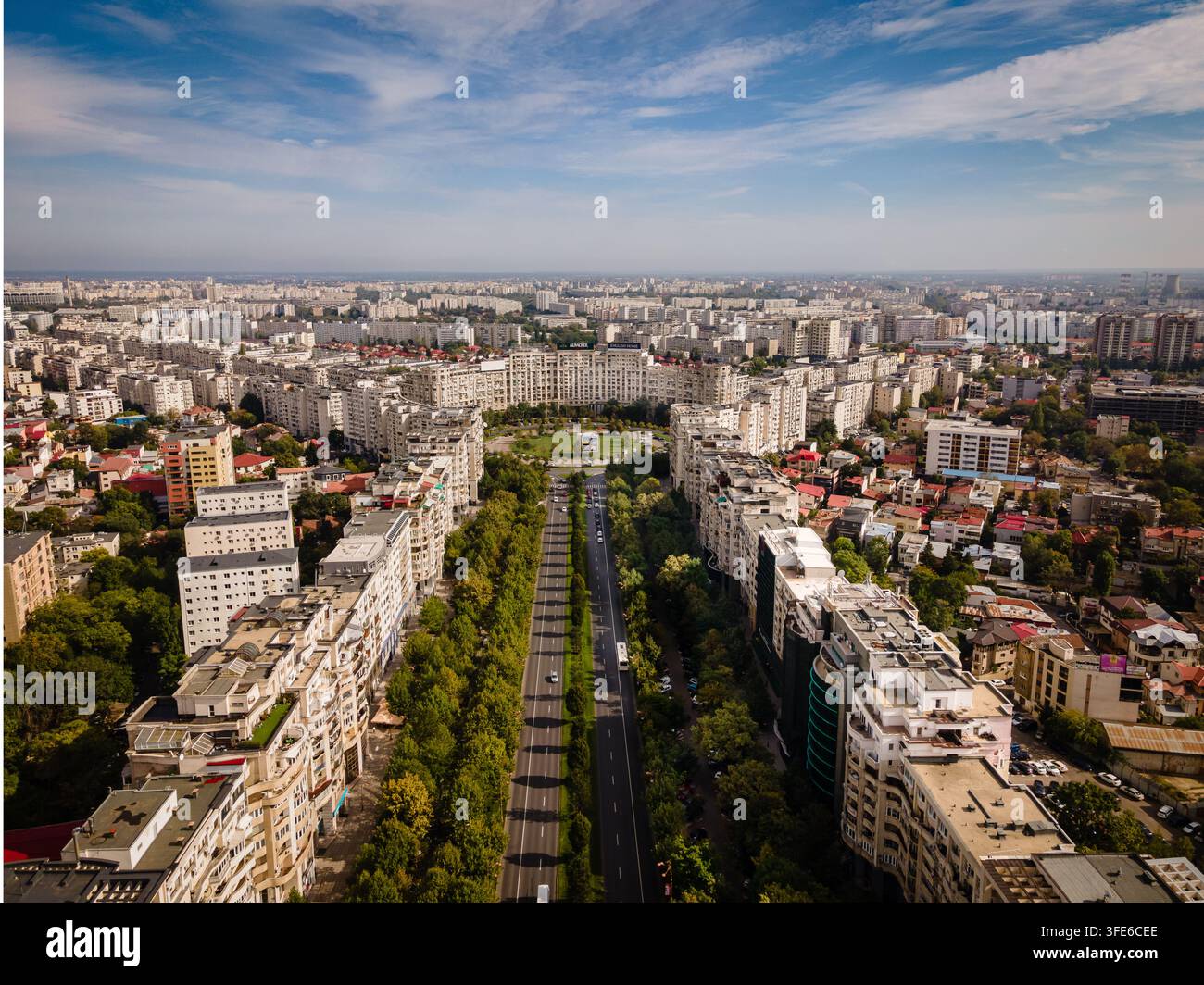 Vista aerea di un ampio viale fiancheggiato da palazzi residenziali e alberi a Bucarest, Bucarest, Romania. Foto Stock
