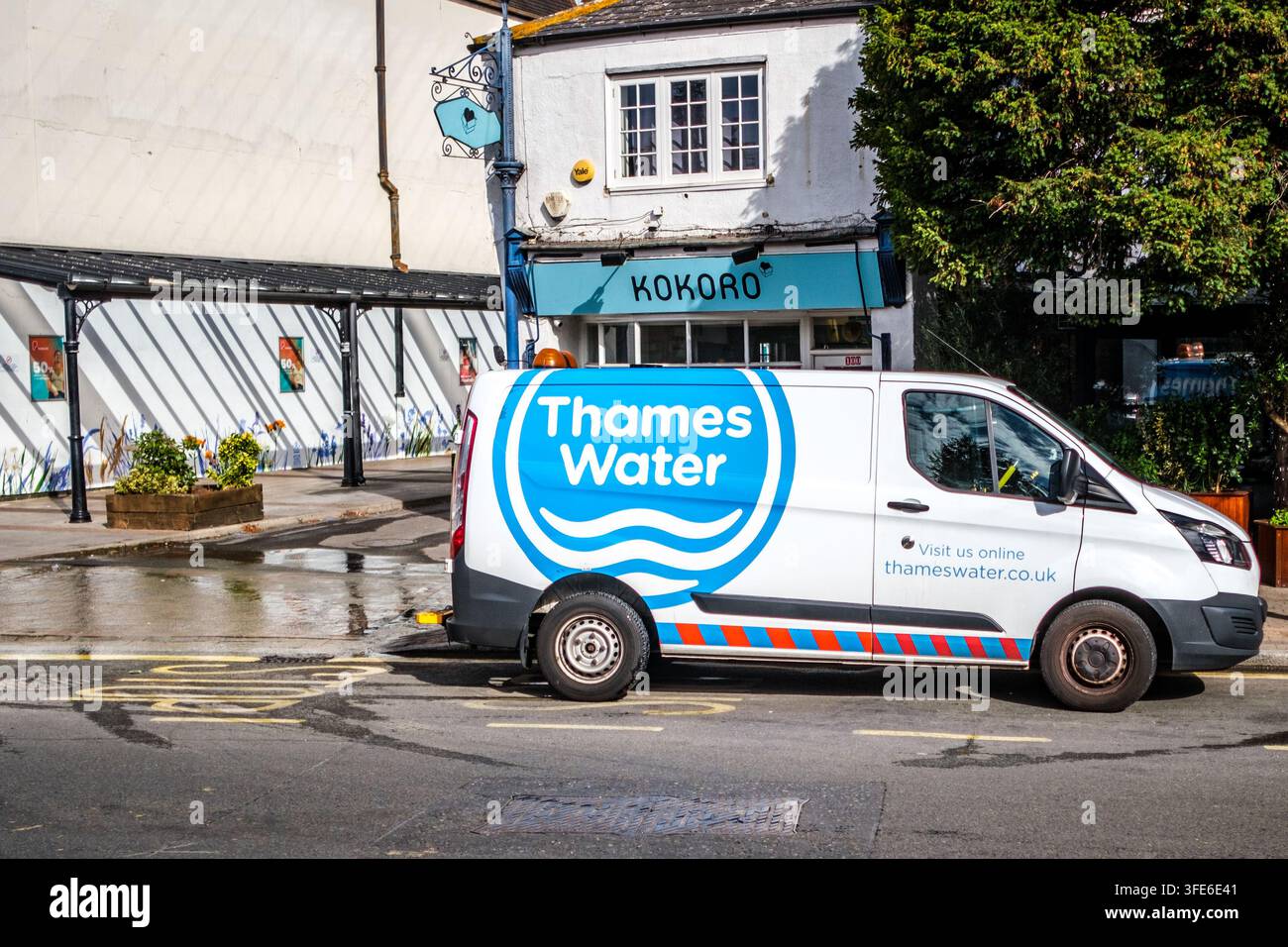 Londra UK, 01 settembre 2026, Un furgone di Thames Water Works parcheggiato accanto a una perdita d'acqua su un marciapiede pubblico Foto Stock