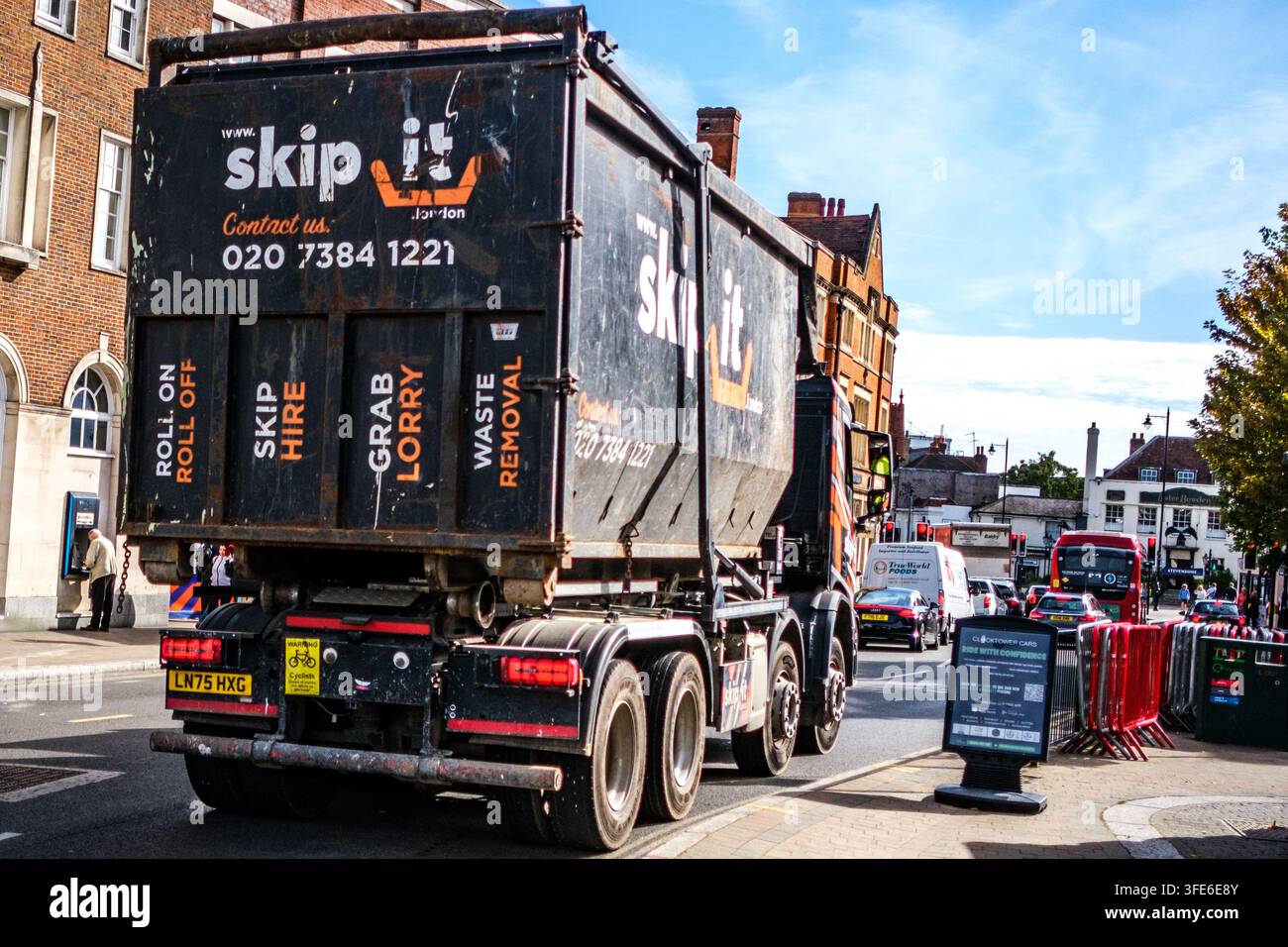 Londra UK, 01 settembre 2026, Primo piano di un camion per la rimozione dei rifiuti Skip It Roll-On Roll-Off in corsa su una strada principale del centro città Foto Stock