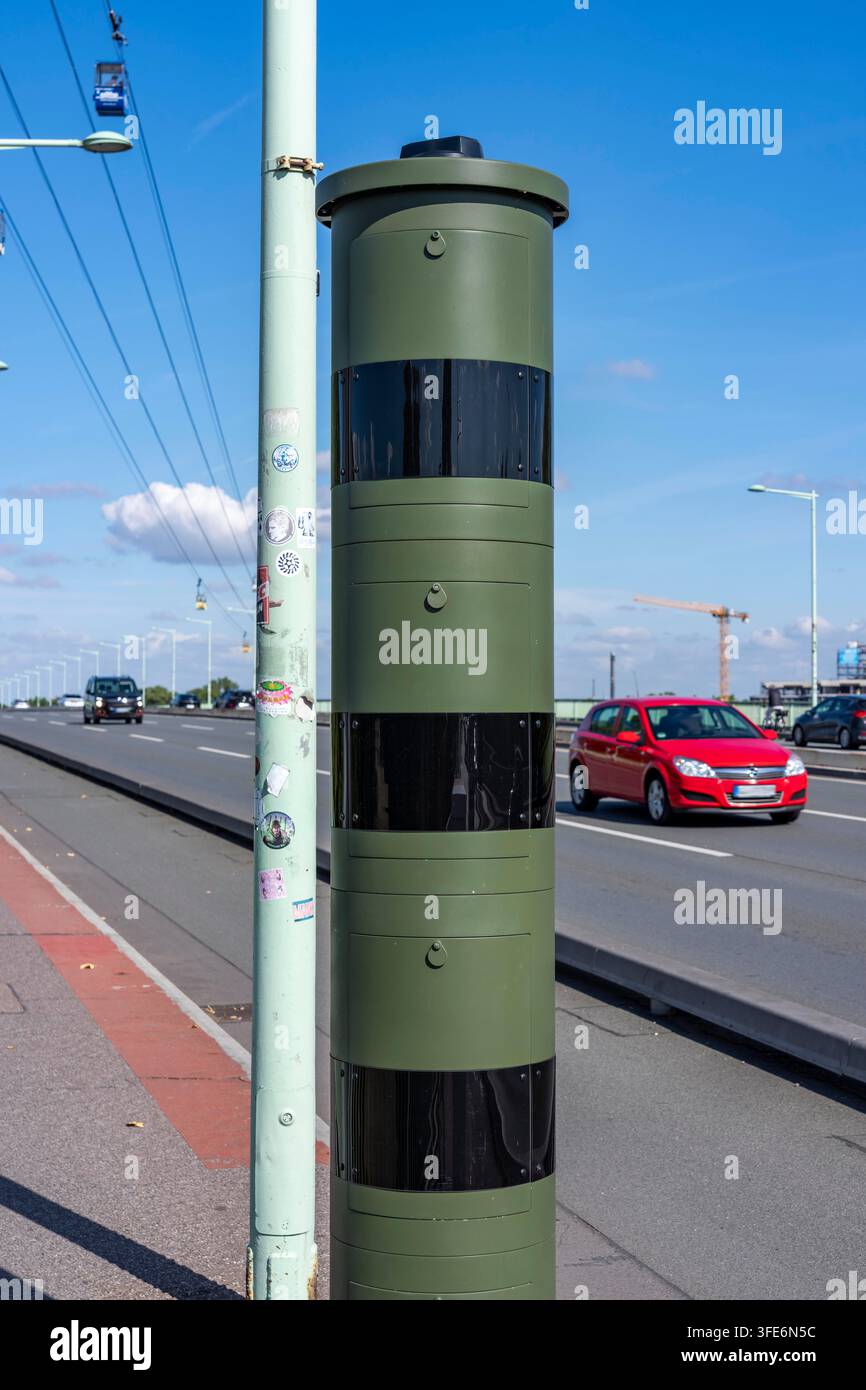 Nuovo sistema di misurazione della velocità sul Zoobrücke a Colonia, modello Vitronic PoliScan F1 HP, utilizza un laser per misurare la velocità, cattura i veicoli in tre dimensioni Foto Stock