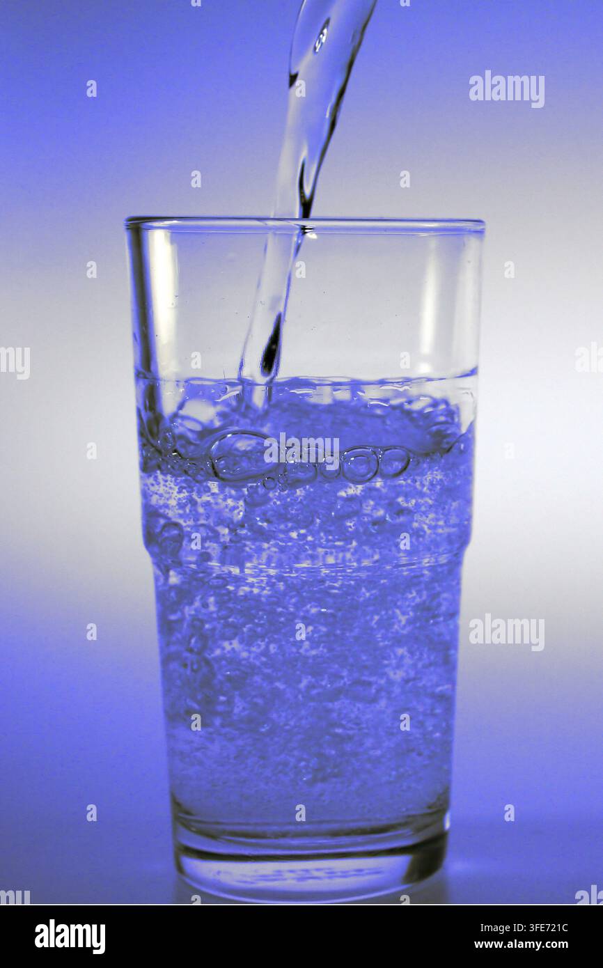 Un bicchiere d'acqua, acqua minerale Foto Stock
