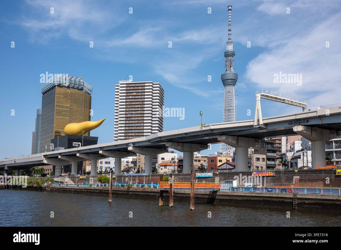 Vista lungo il fiume Sumida verso l'edificio Tokyo Skytree a Tokyo, Giappone Foto Stock
