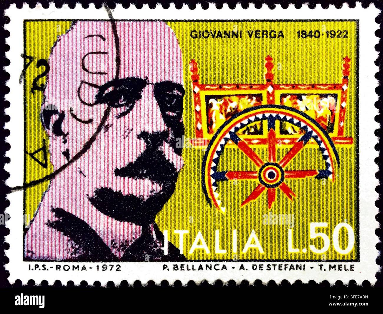 Francobollo italiano da 50 lire del 1972 in ricordo dello scrittore siciliano Giovanni Verga con ritratto e ruota di carro siciliano in legno decorato Foto Stock