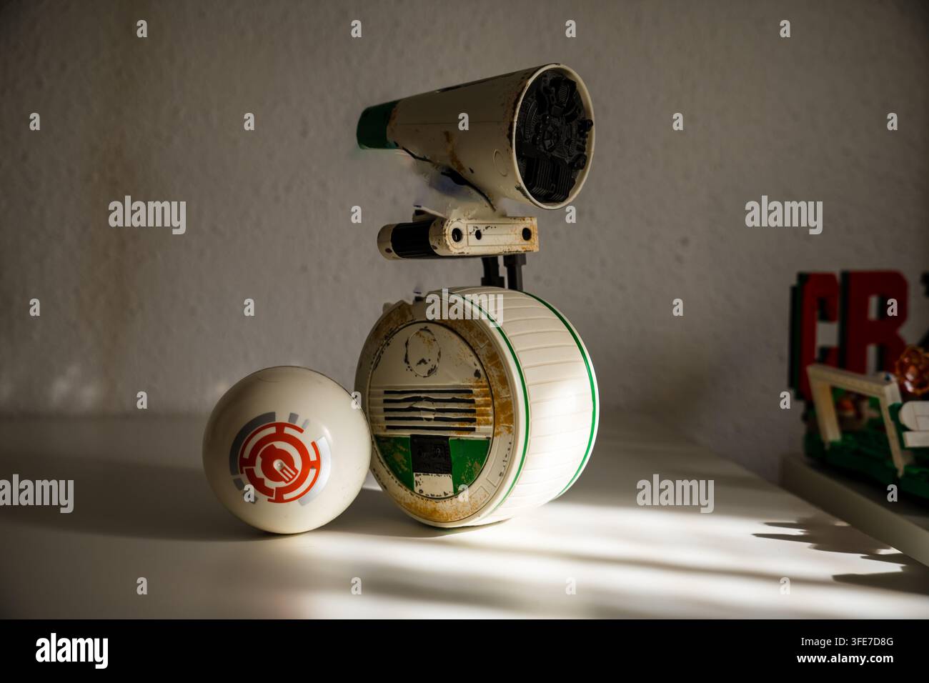 Set di giocattoli elettronici interattivo D-O di Star Wars controllato tramite app con il suo accessorio a sfera rotante dedicato su una superficie bianca del tavolo. Foto Stock