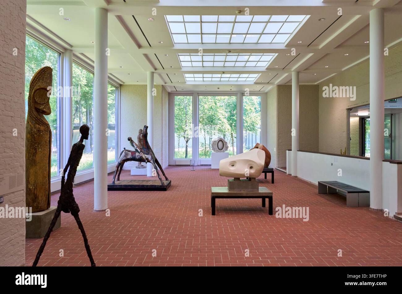 Sala delle sculture, museo Kröller-Müller, parco nazionale De Hoge Veluwe, Otterlo, Paesi Bassi Foto Stock