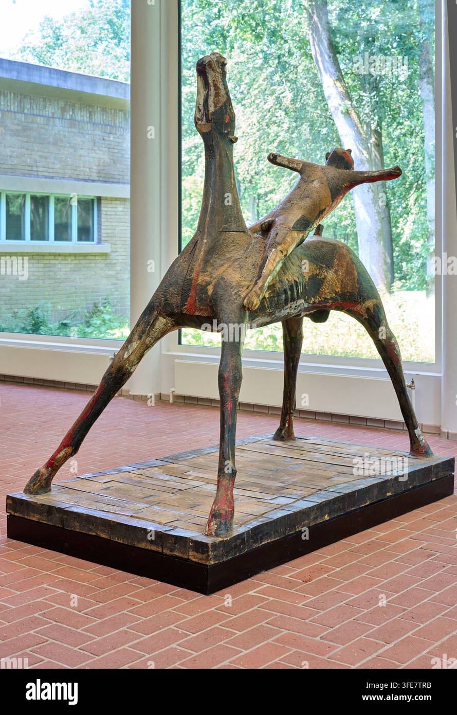 Cavallo e Cavaliere, 1951-1955, legno e pittura, Marino Marini (Pistoia 1901 - Viareggio 1980), museo Kröller-Müller, parco nazionale De Hoge Veluwe, Otter Foto Stock