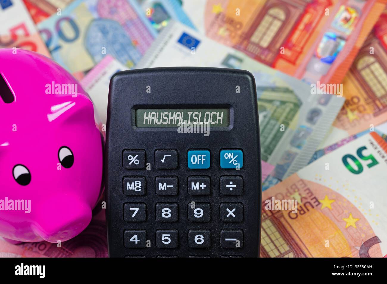 Calcolatrice con la frase "disavanzo di budget" sul display Foto Stock