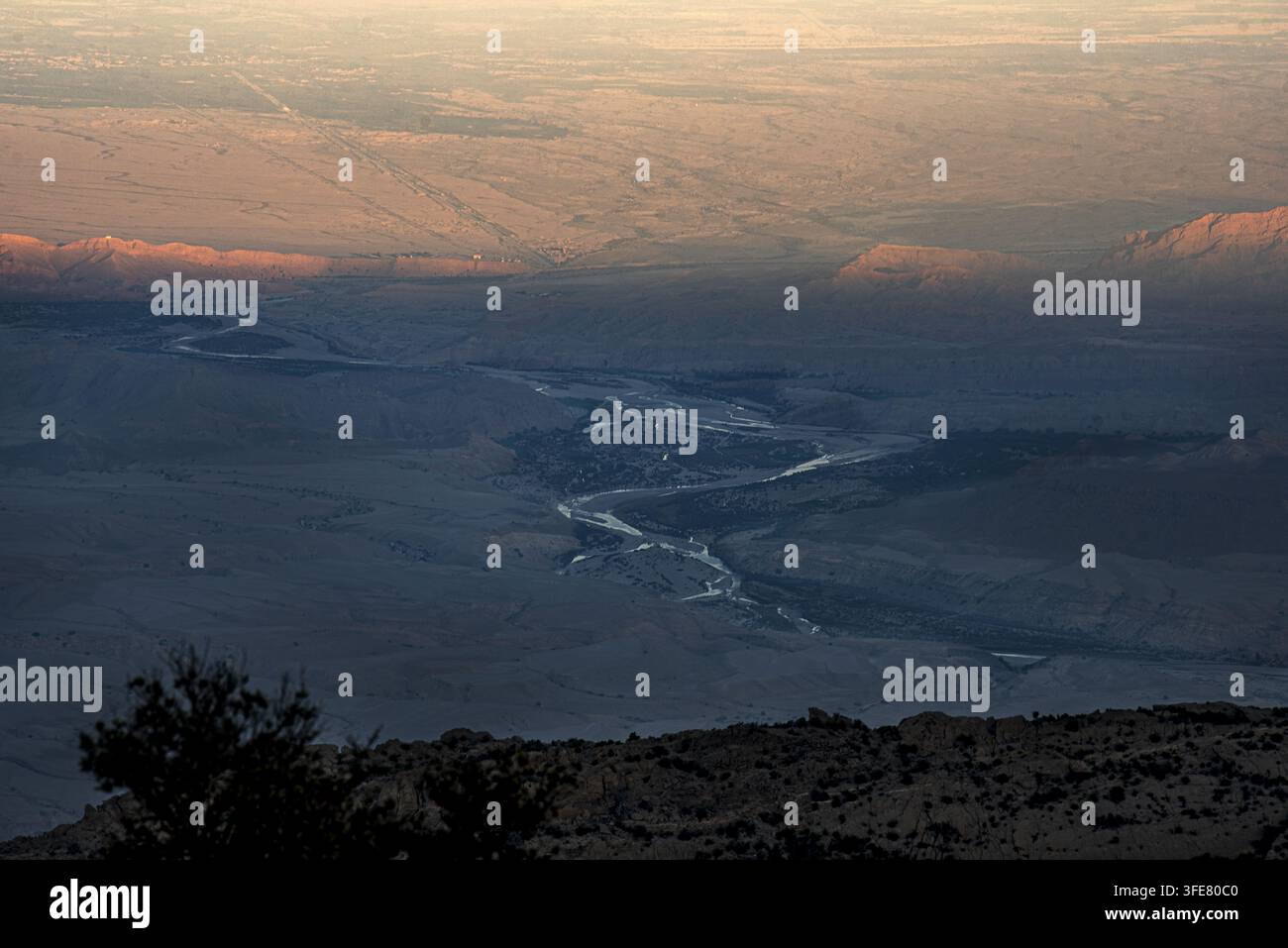 Vista del fiume sinuoso attraverso il paesaggio arido della stazione collinare di Gorakh all'ora dorata a Johi, distretto di Dadu, Pakistan. Foto Stock