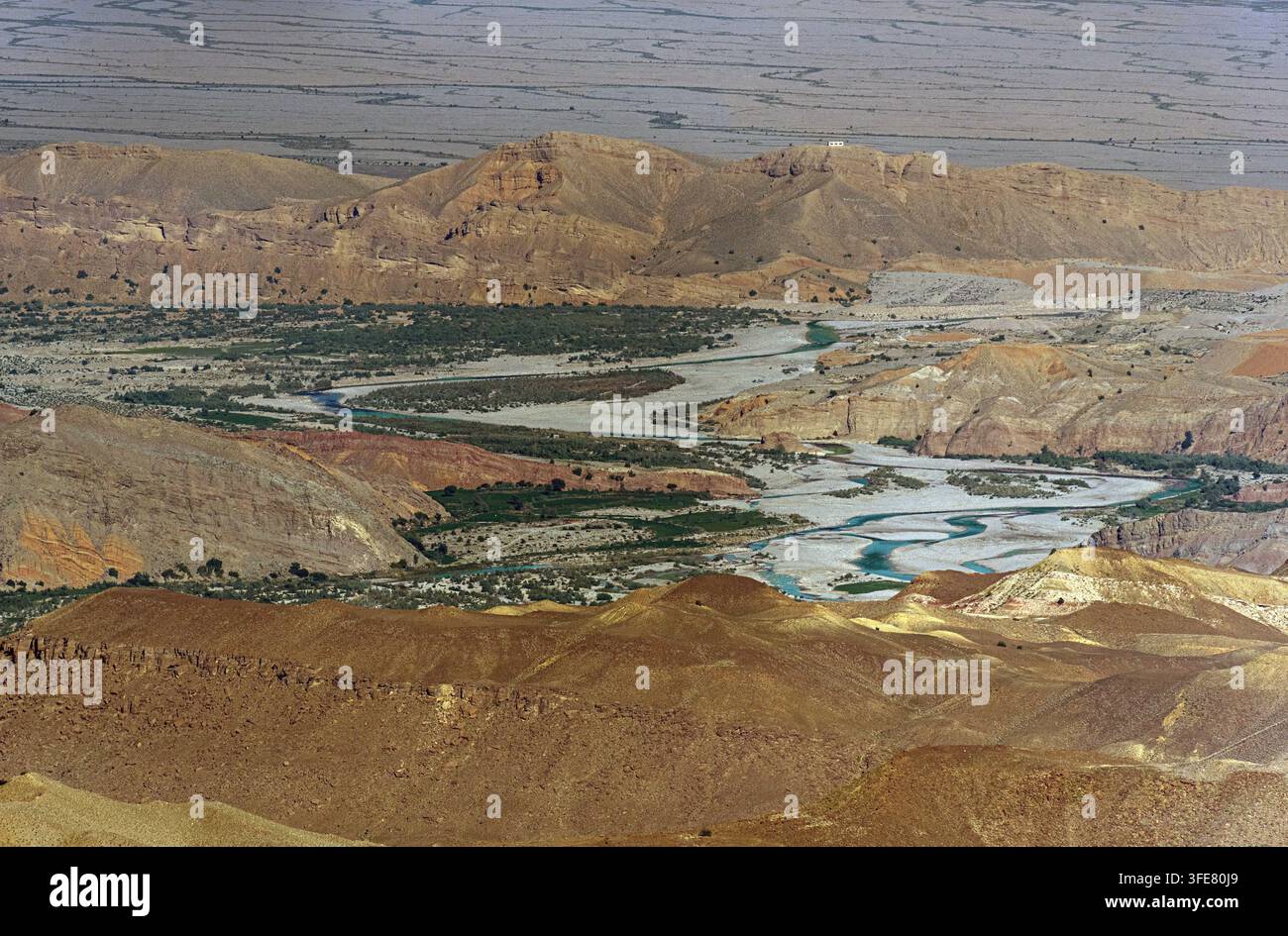 Vista del paesaggio montuoso aspro che circonda la stazione di Gorakh Hill con un fiume serpeggiante che scorre attraverso la valle a Johi, distretto di Dadu, Pakistan Foto Stock