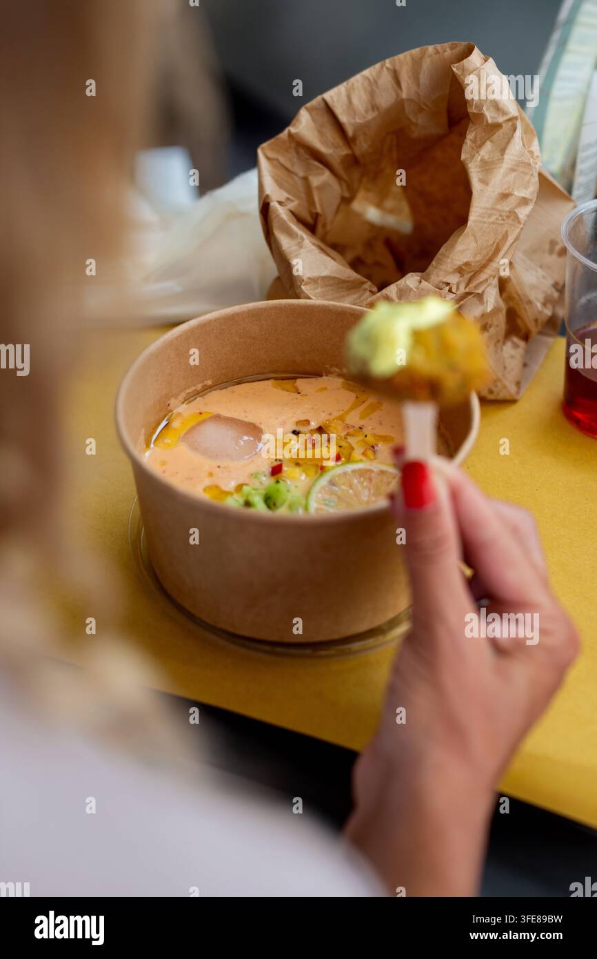 Zuppa fredda cremosa servita in una tazza o in un bicchiere monouso durante un festival di strada o un evento gastronomico estivo. Compatibile con il gazpacho spagnolo, Fren Foto Stock