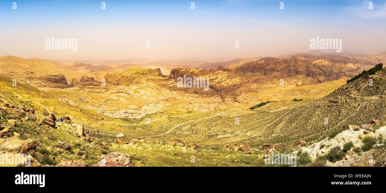 Viaggio in Medio Oriente paese Regno di Giordania - blu cielo sopra la montagna intorno a Wadi Araba (araba Arava, Aravah) area vicino alla città di Petra nella soleggiata primavera Foto Stock