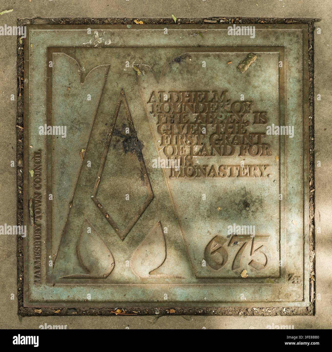 Malmesbury, Wiltshire - Le placche di bronzo incastonate degli Abbey Steps. L'artista Zia Hall ha progettato le nove placche di bronzo utilizzando caratteri autentici d'epoca per ea Foto Stock