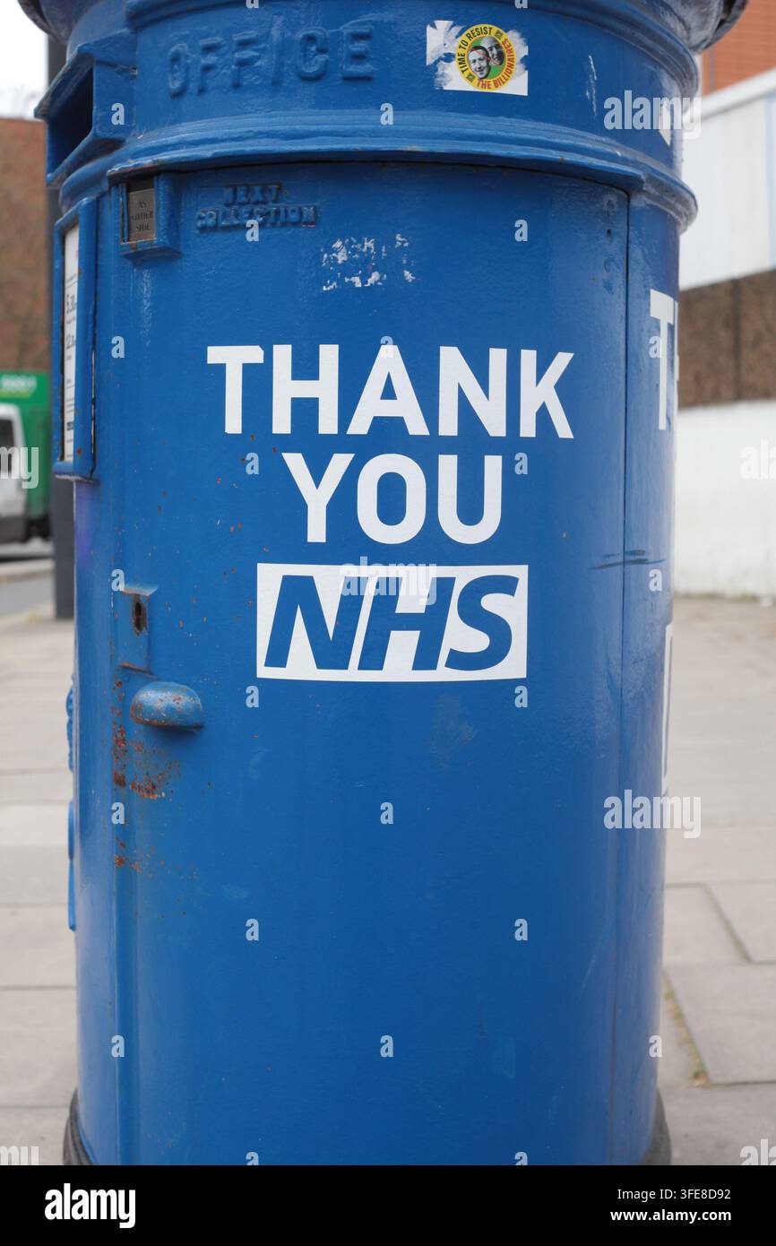 Londra, Inghilterra – 2 aprile 2026: Insegna "Grazie NHS" su una cassetta postale Royal Mail dipinta di blu fuori dall’Ospedale St Thomas, Waterloo, South London, Lambeth Foto Stock