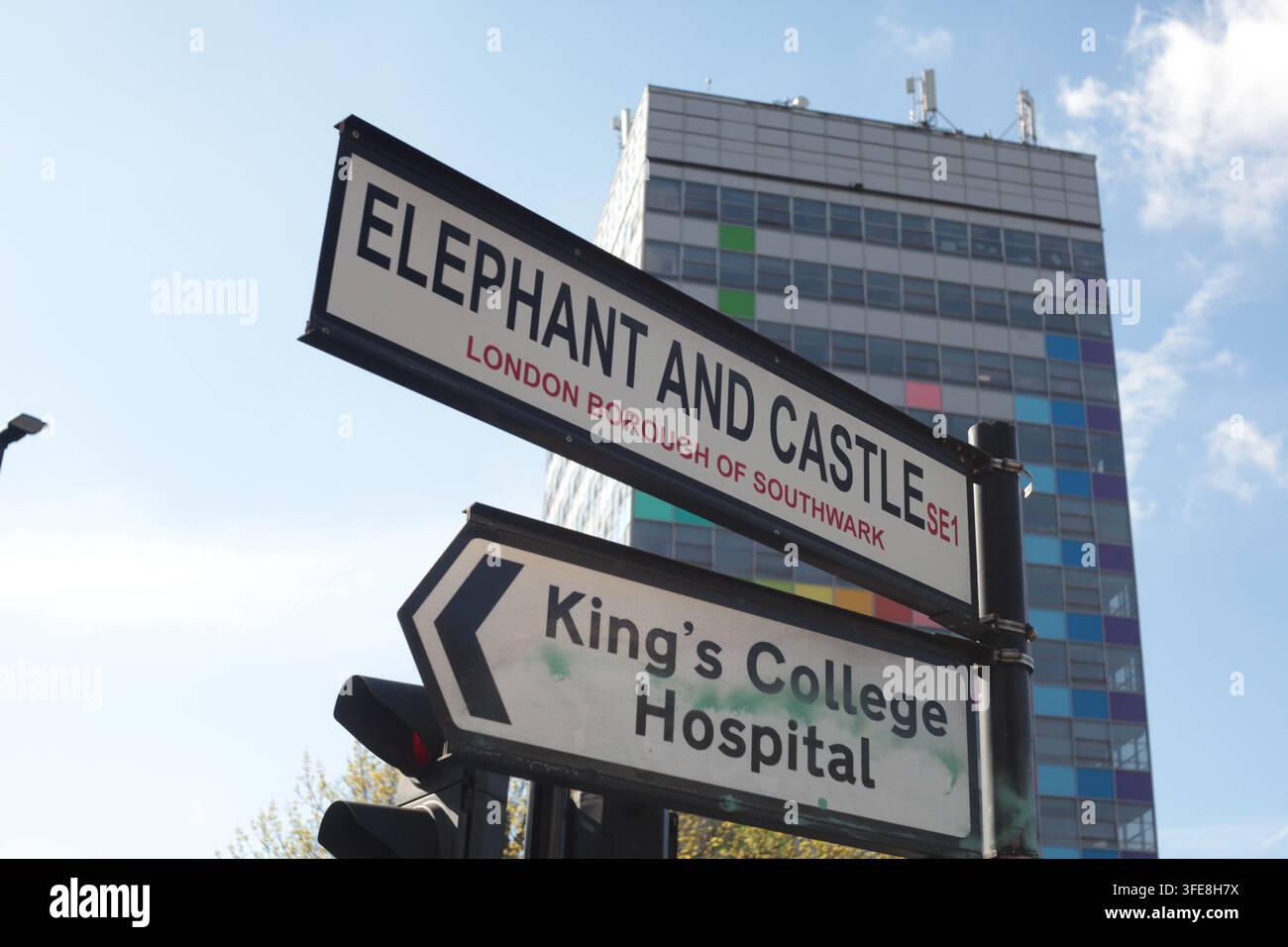 Londra, Inghilterra – 9 aprile 2026: Edificio attuale del campus del College of Communication dell’University of the Arts London a Elephant and Castle. Elephant e ca Foto Stock