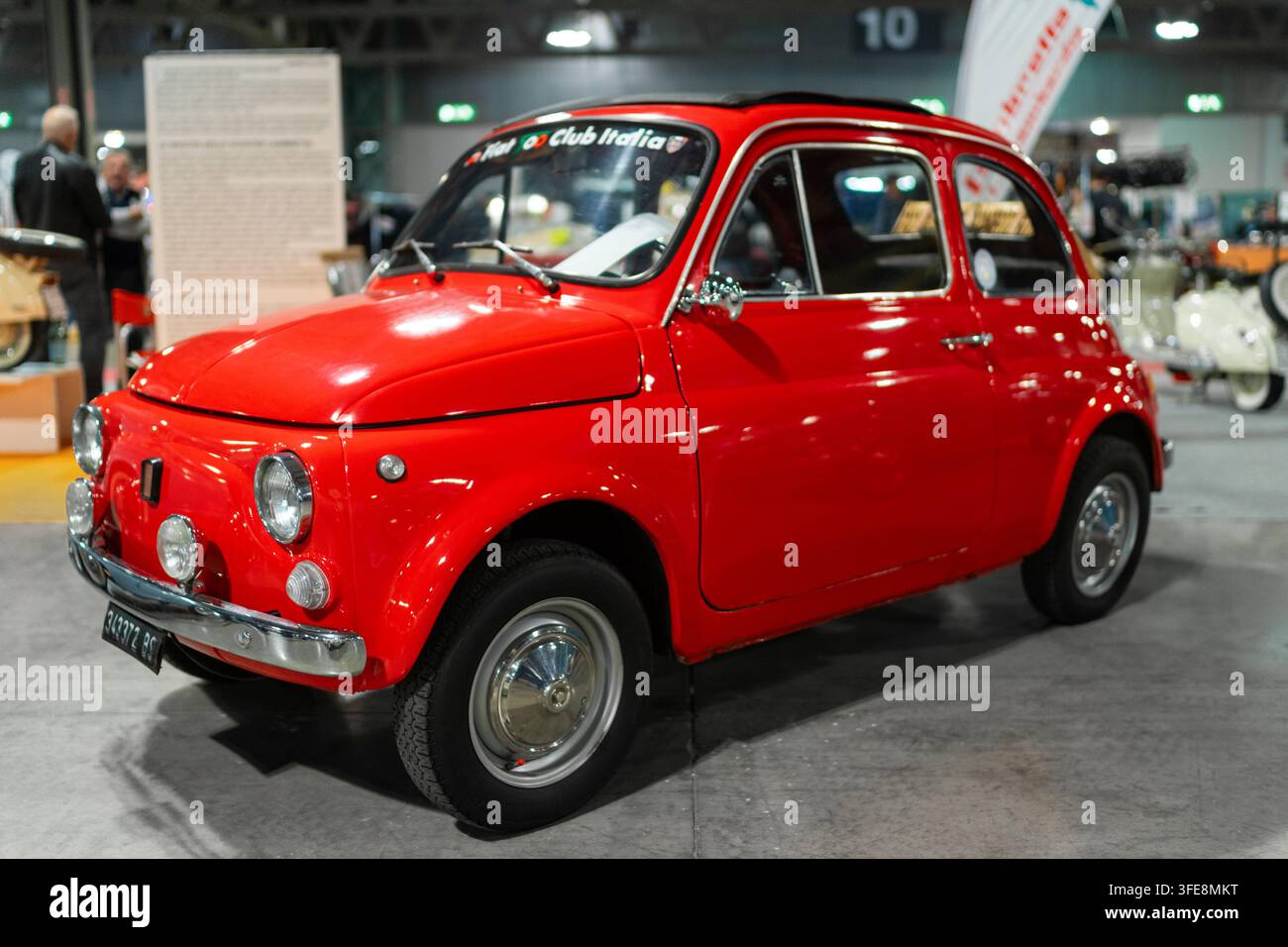 Milano, Italia - 12.11.2022: Auto Fiat vintage rossa alla mostra di automobili classiche. Esposizione Milano Autoclassica Foto Stock
