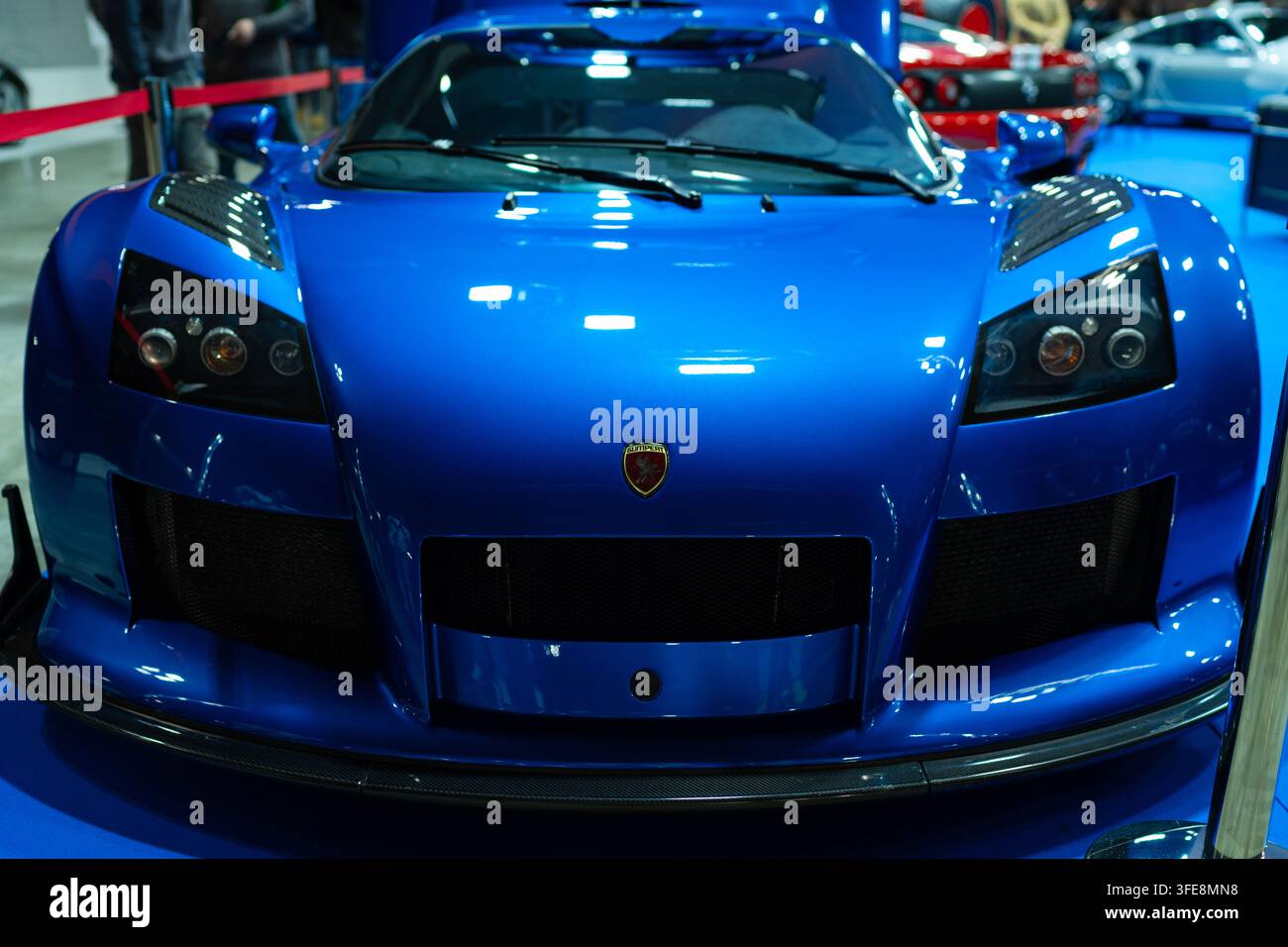 Milano, Italia - 12.11.2022: Elegante auto sportiva blu Gumpert a una fiera automobilistica. Esposizione Milano Autoclassica Foto Stock