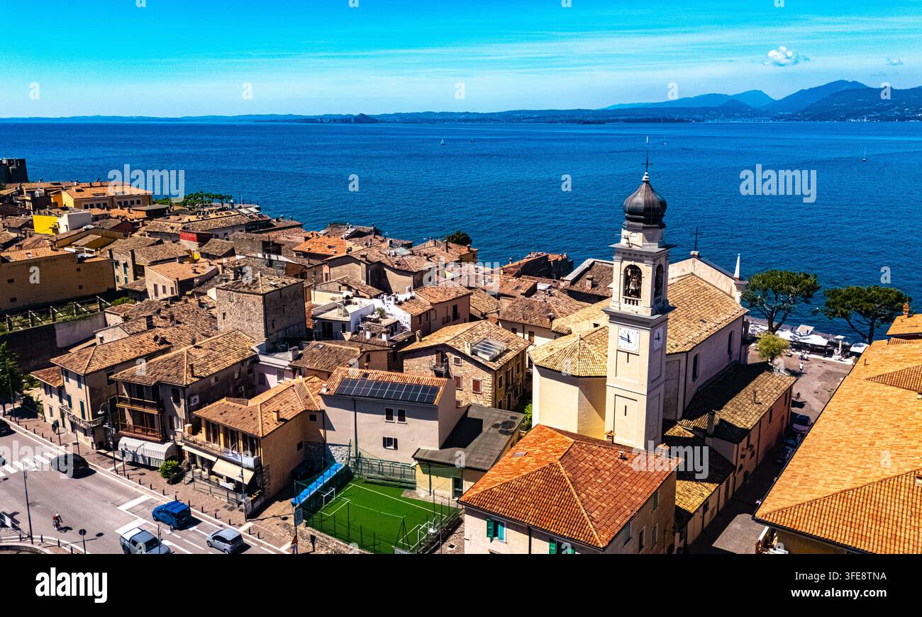 Vista aerea delle Torri del Benaco sulla riva del Lago di Garda nella Provincia di Verona, regione Veneto, Italia. Foto Stock