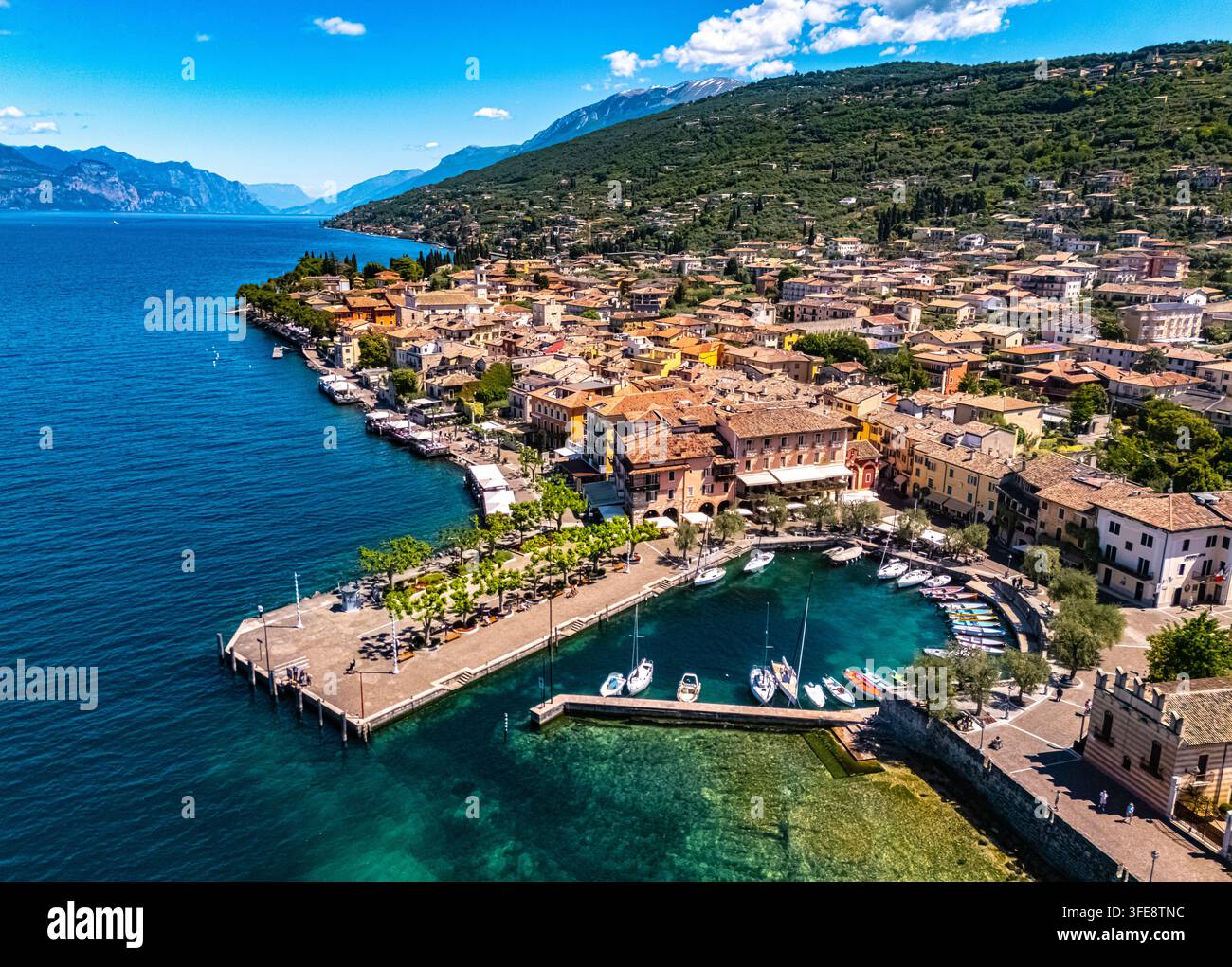 Vista aerea delle Torri del Benaco sulla riva del Lago di Garda nella Provincia di Verona, regione Veneto, Italia. Foto Stock
