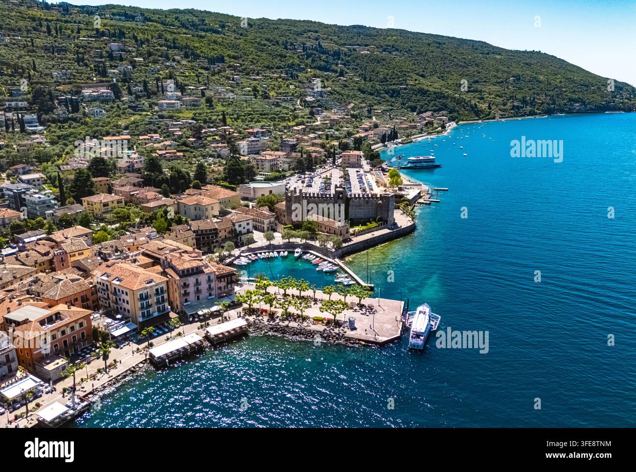 Vista aerea delle Torri del Benaco sulla riva del Lago di Garda nella Provincia di Verona, regione Veneto, Italia. Foto Stock