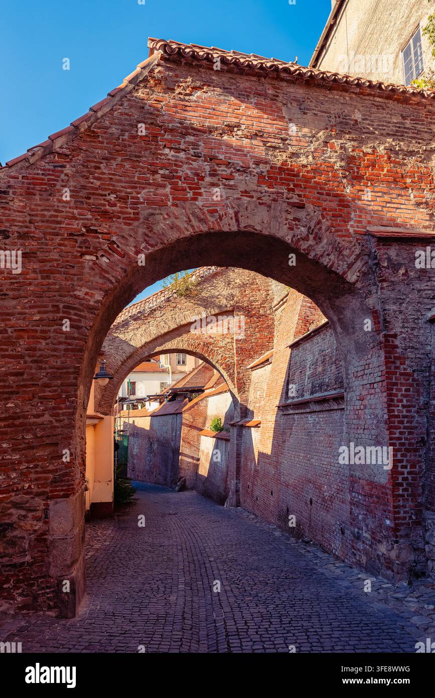 Passaggio stretto lastricato sotto archi in mattoni medievali nella vecchia città di Sibiu Transilvania Romania Foto Stock